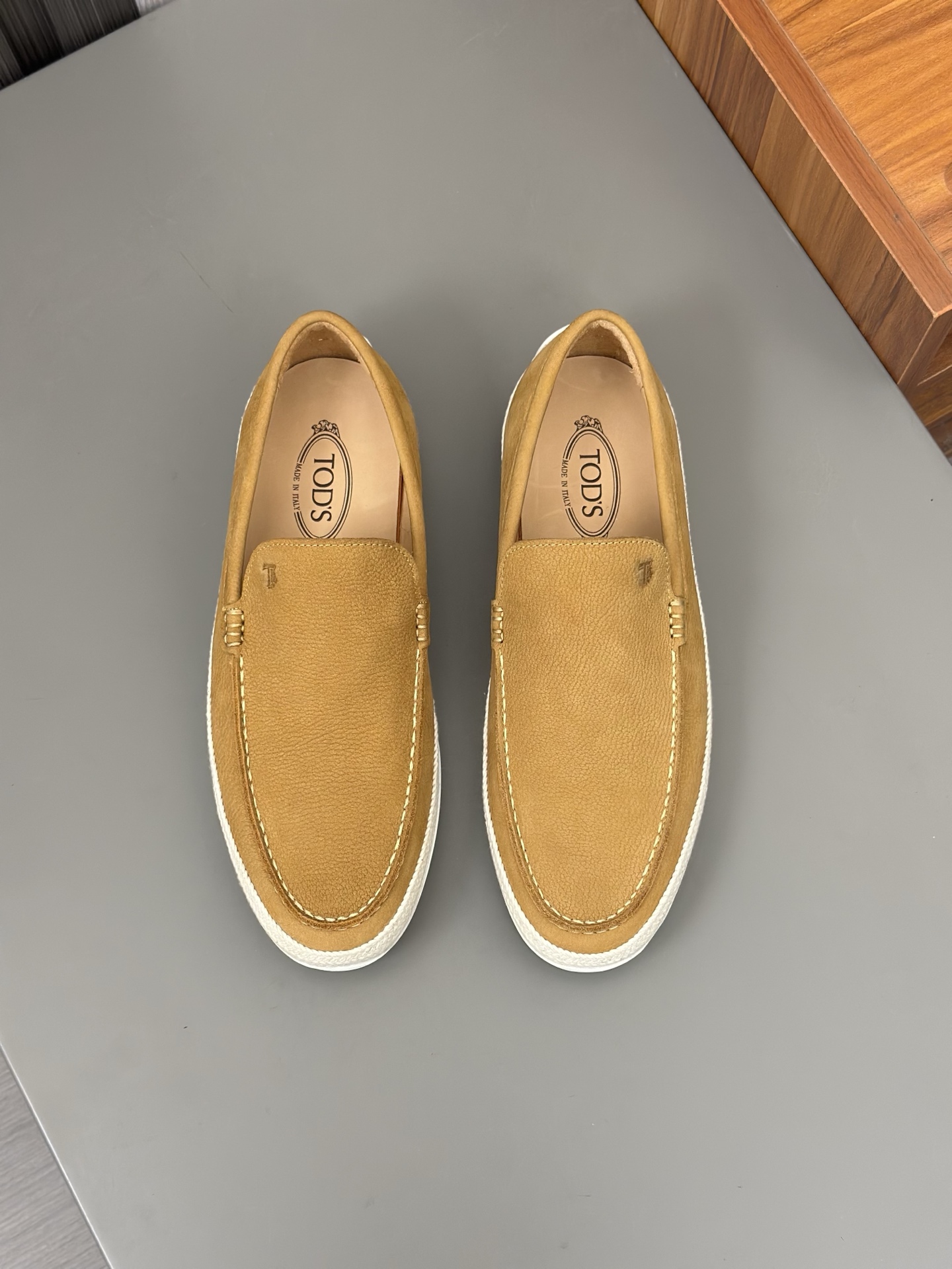 Tod'S/Tod'S Men's LoafersEstos mocasines están hechos de elegante cuero de vaca de primera capa impo