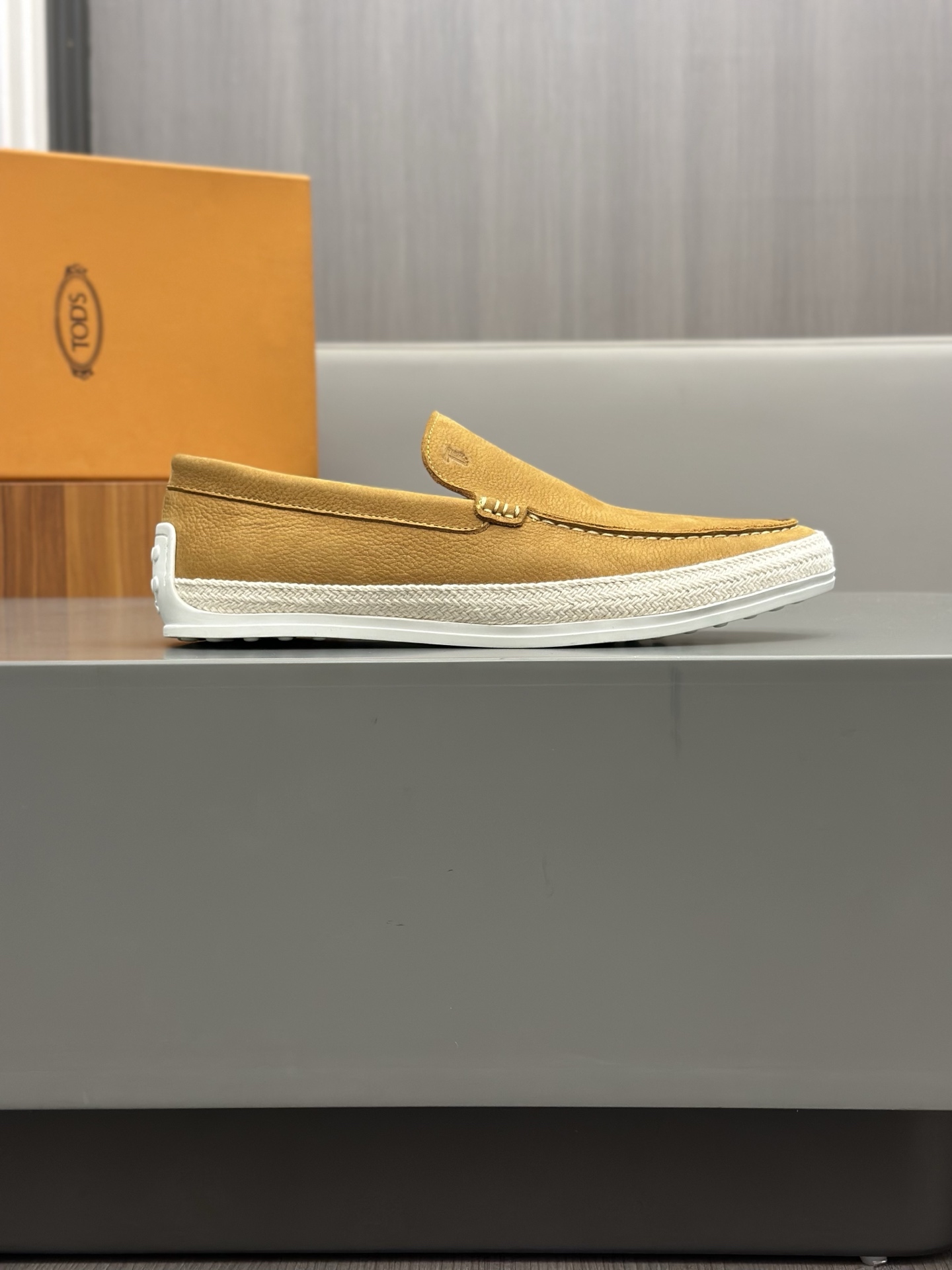 Tod'S/Tod'S Men's LoafersEstos mocasines están hechos de elegante cuero de vaca de primera capa impo