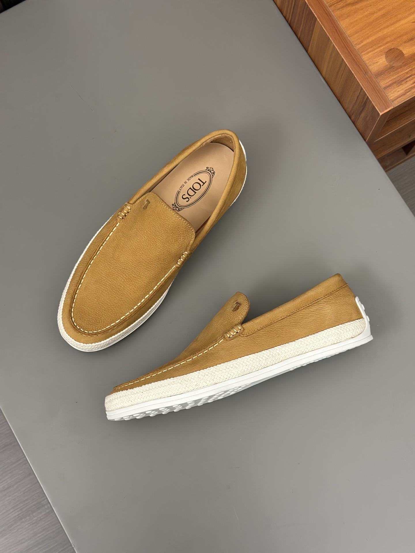 Tod'S/Tod'S Men's LoafersEstos mocasines están hechos de elegante cuero de vaca de primera capa impo