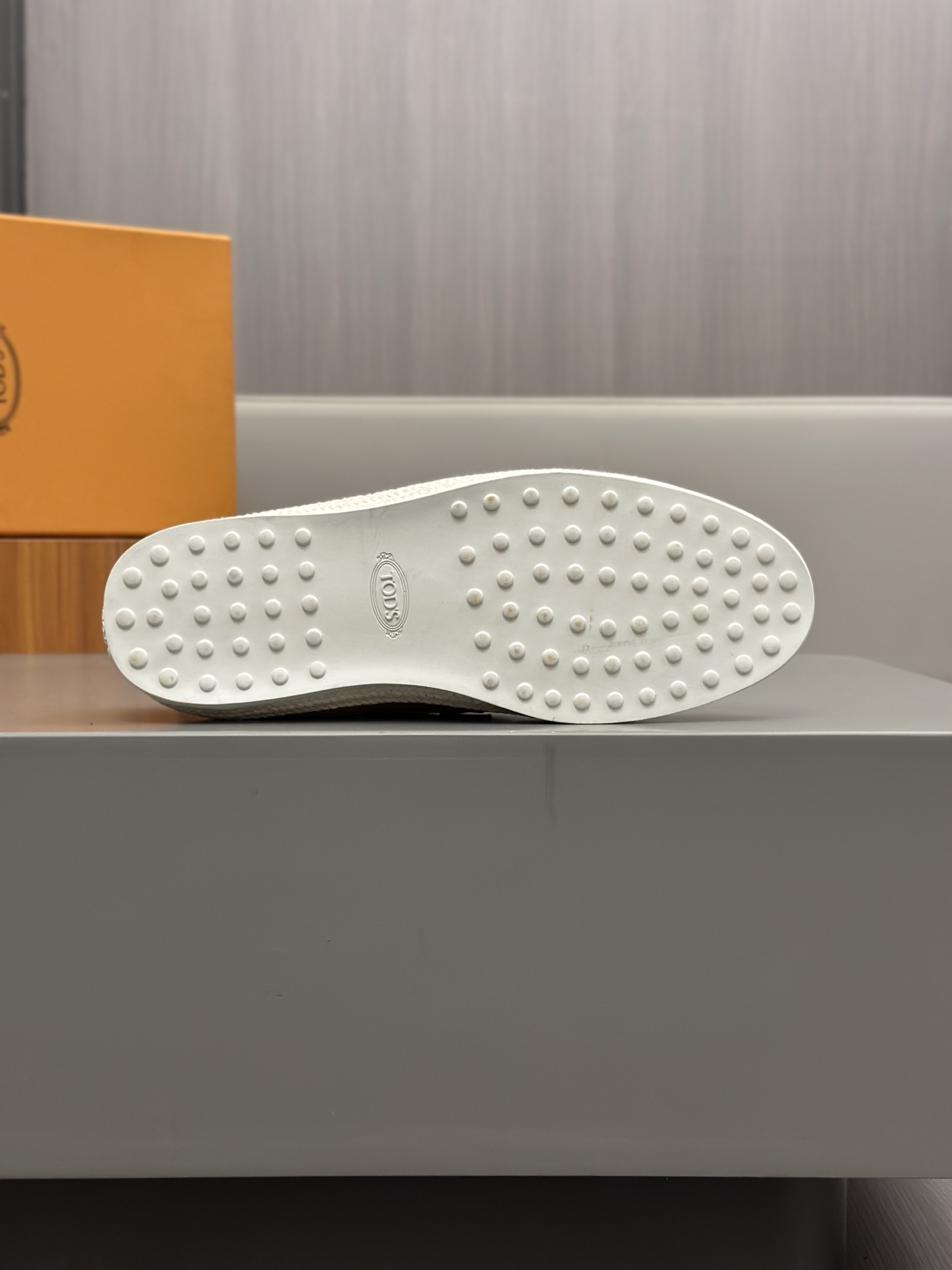 Tod'S/Tod'S Men's LoafersEstos mocasines están hechos de elegante cuero de vaca de primera capa impo