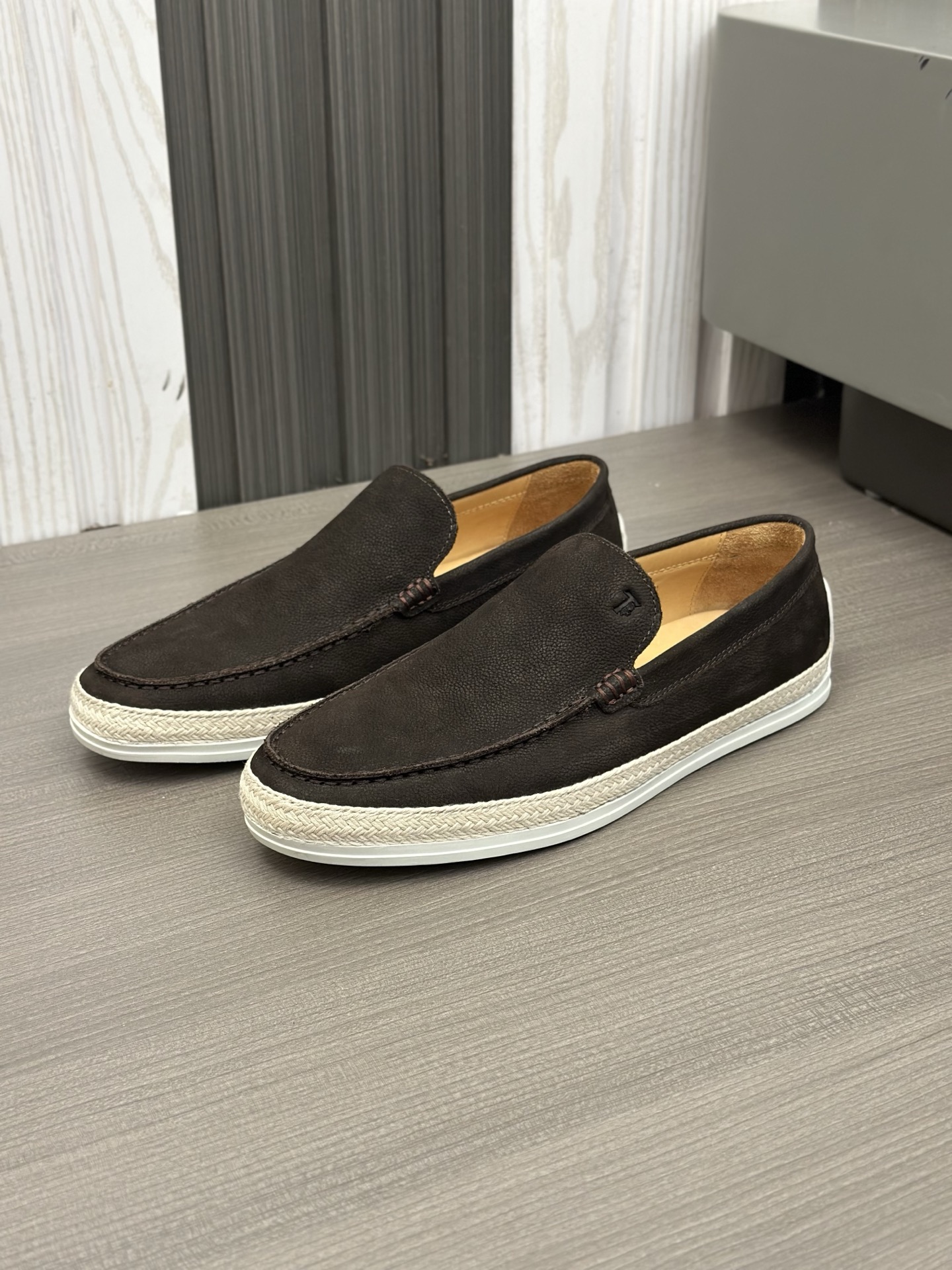 Tod'S/Tod'S Men's LoafersEstos mocasines están hechos de elegante cuero de vaca de primera capa impo