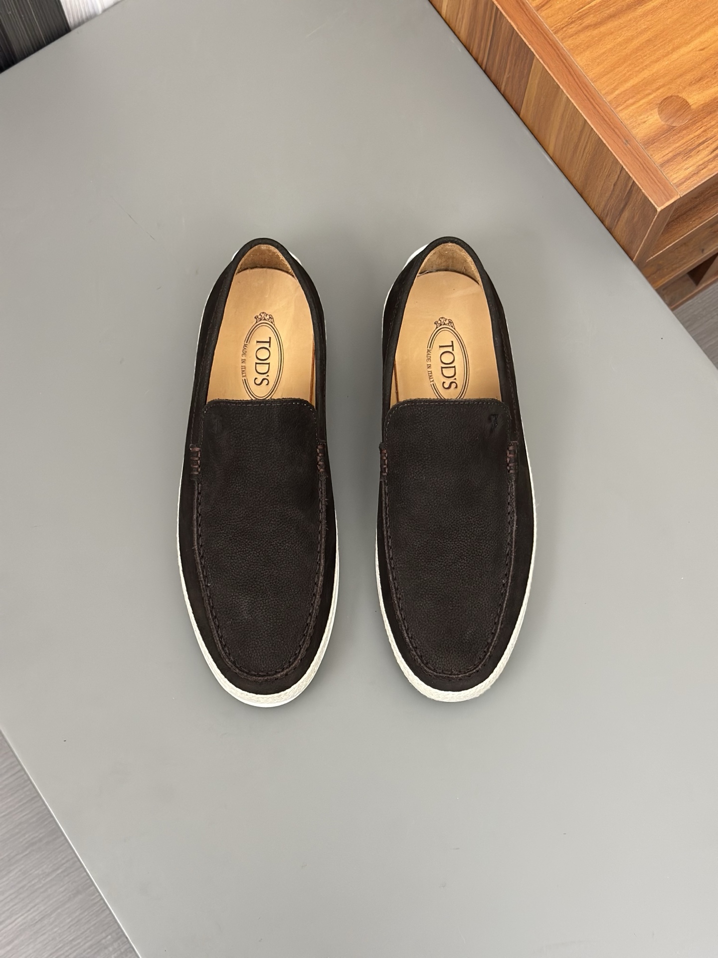 Tod'S/Tod'S Men's LoafersEstos mocasines están hechos de elegante cuero de vaca de primera capa impo