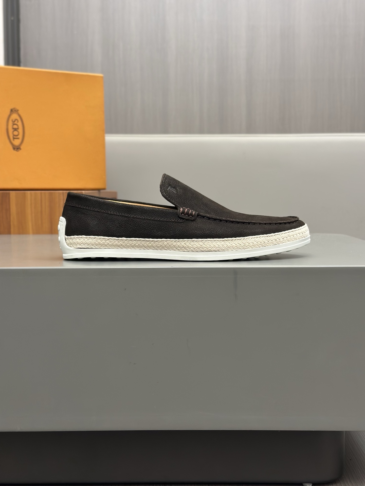 Tod'S/Tod'S Men's LoafersEstos mocasines están hechos de elegante cuero de vaca de primera capa impo