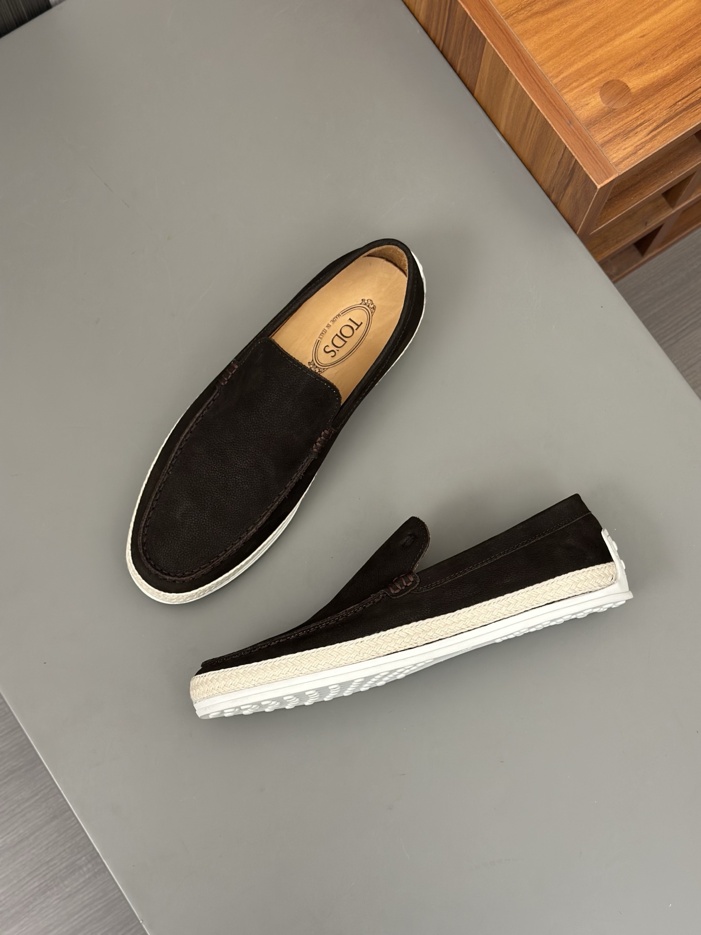 Tod'S/Tod'S Men's LoafersEstos mocasines están hechos de elegante cuero de vaca de primera capa impo