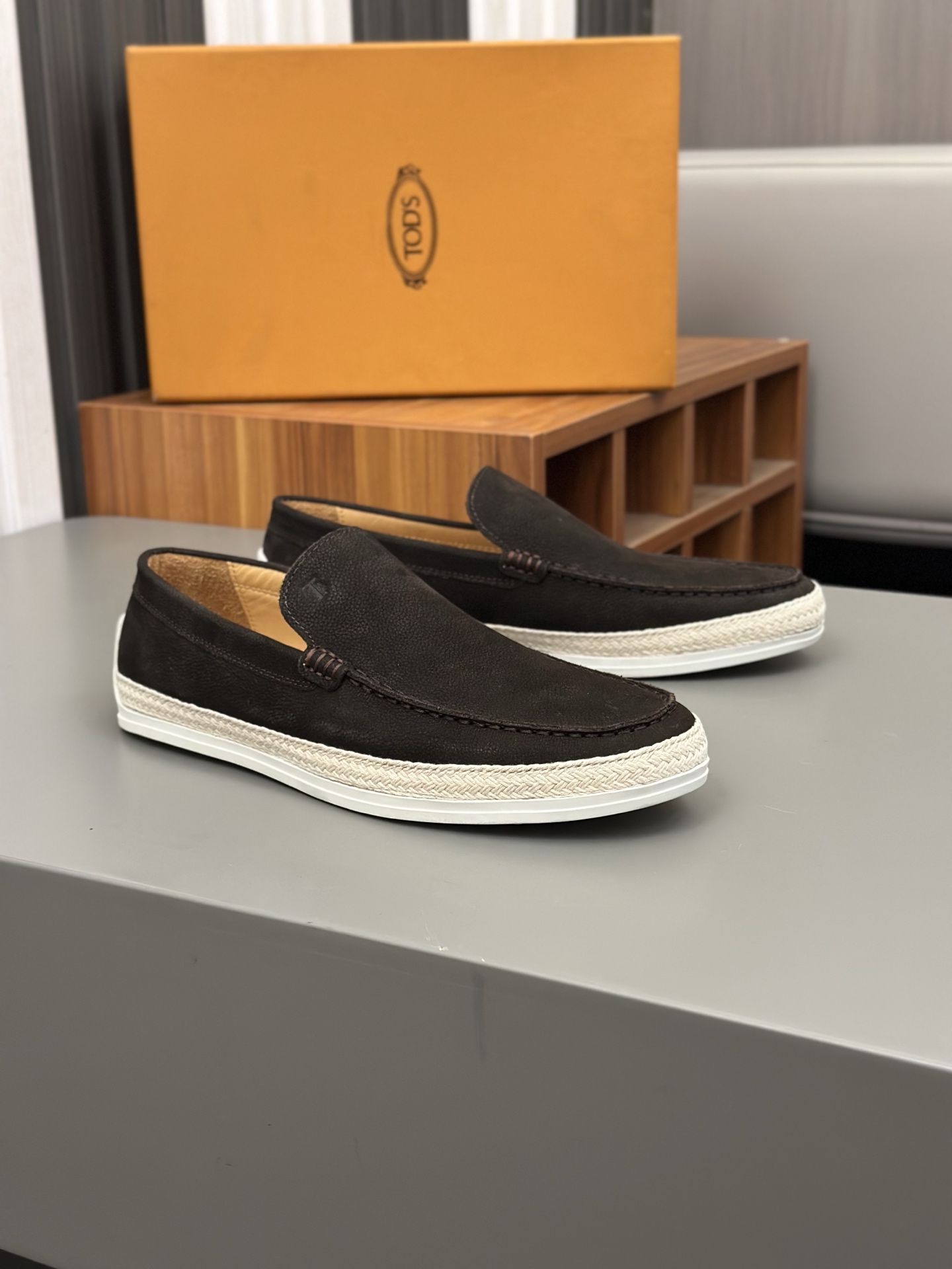 Tod'S/Tod'S Men's LoafersEstos mocasines están hechos de elegante cuero de vaca de primera capa impo