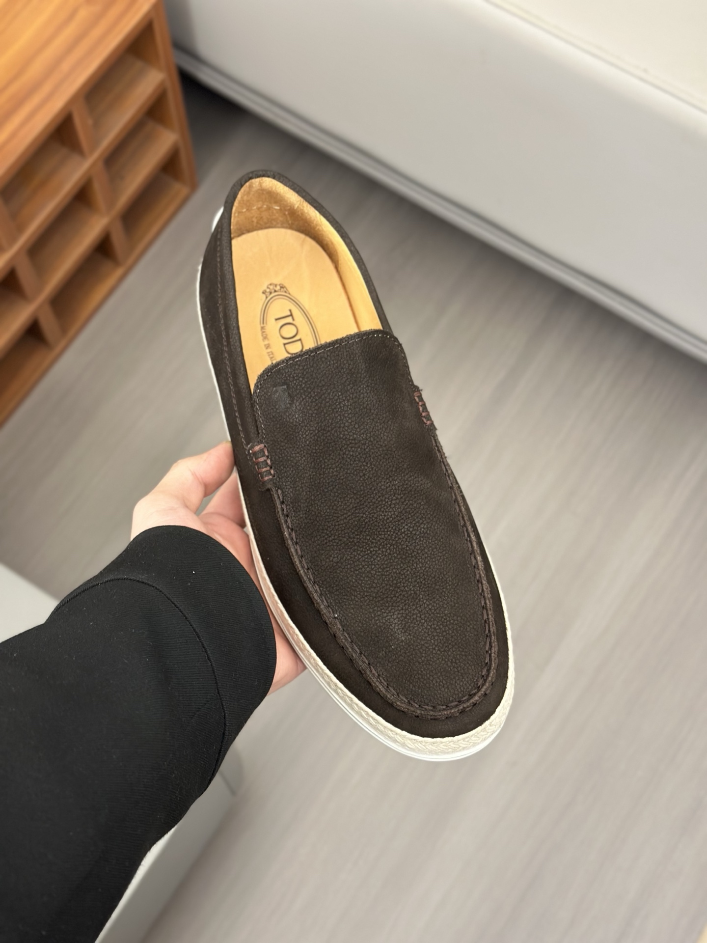 Tod'S/Tod'S Men's LoafersEstos mocasines están hechos de elegante cuero de vaca de primera capa impo