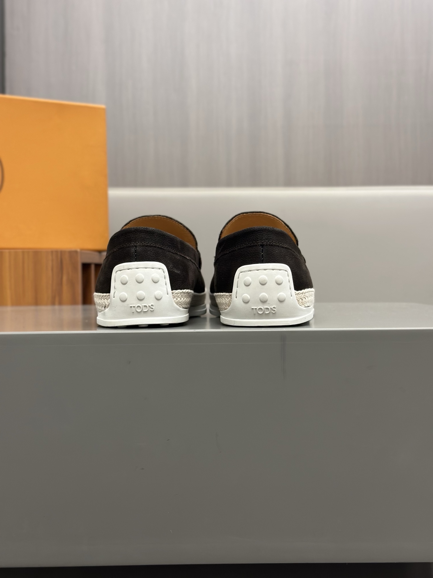 Tod'S/Tod'S Men's LoafersEstos mocasines están hechos de elegante cuero de vaca de primera capa impo