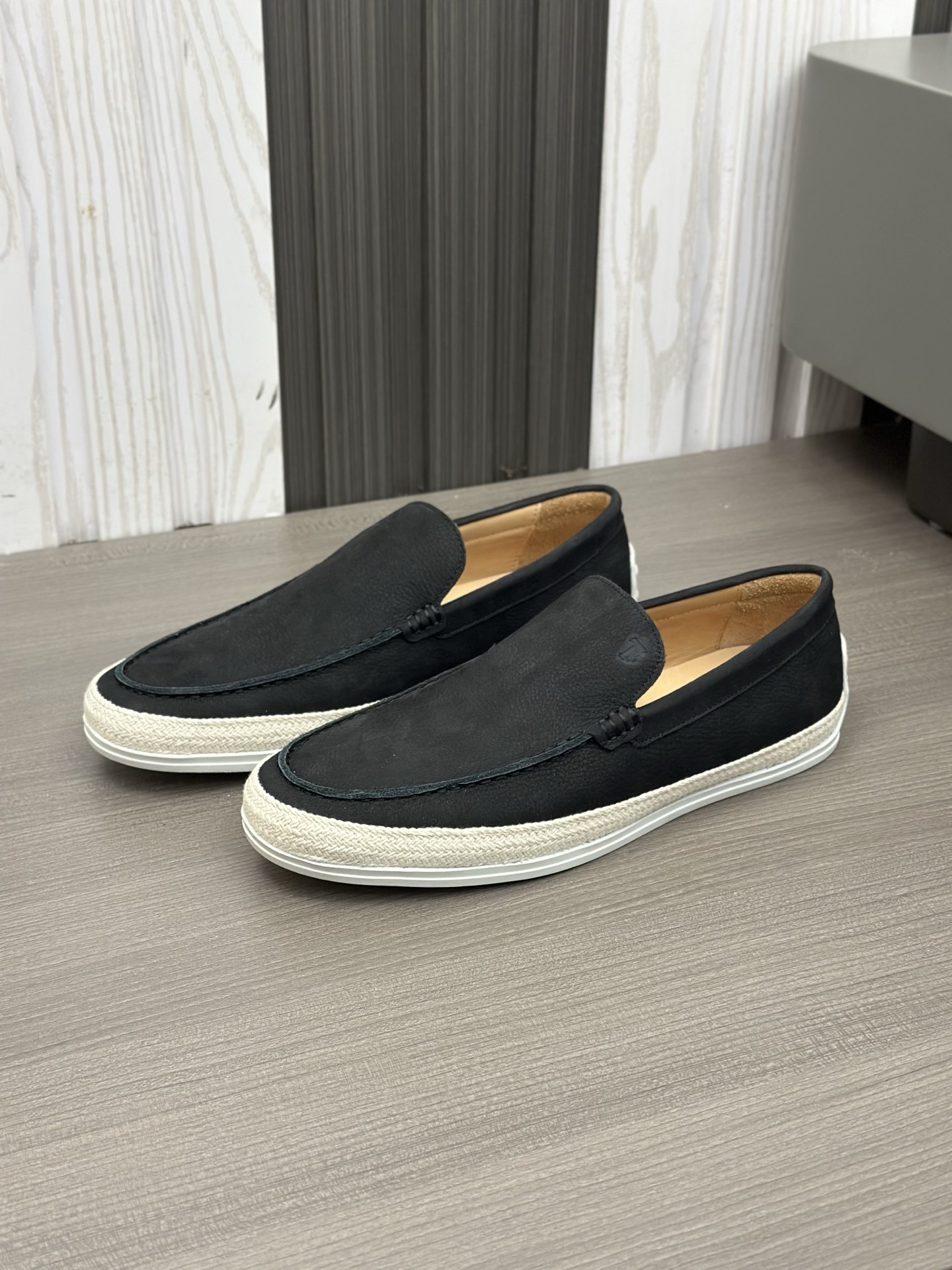 Tod'S/Tod'S Men's LoafersEstos mocasines están hechos de elegante cuero de vaca de primera capa impo