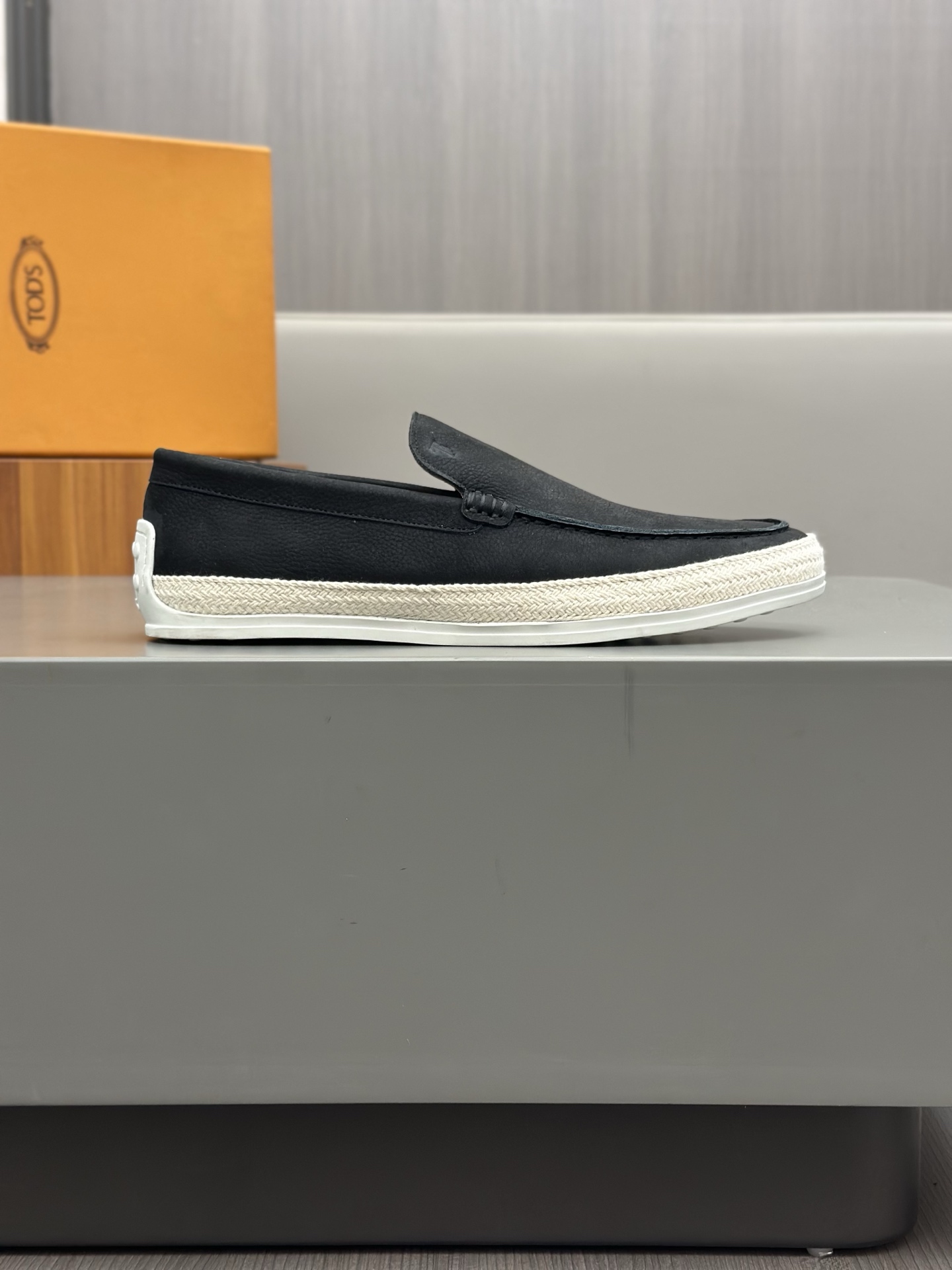 Tod'S/Tod'S Men's LoafersEstos mocasines están hechos de elegante cuero de vaca de primera capa impo