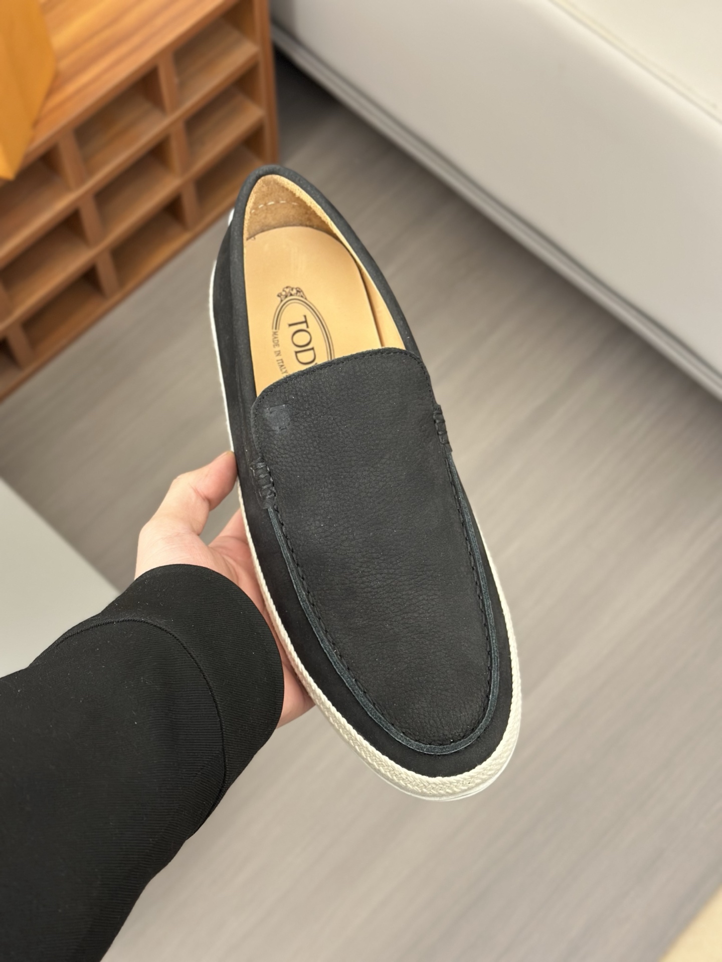 Tod'S/Tod'S Men's LoafersEstos mocasines están hechos de elegante cuero de vaca de primera capa impo
