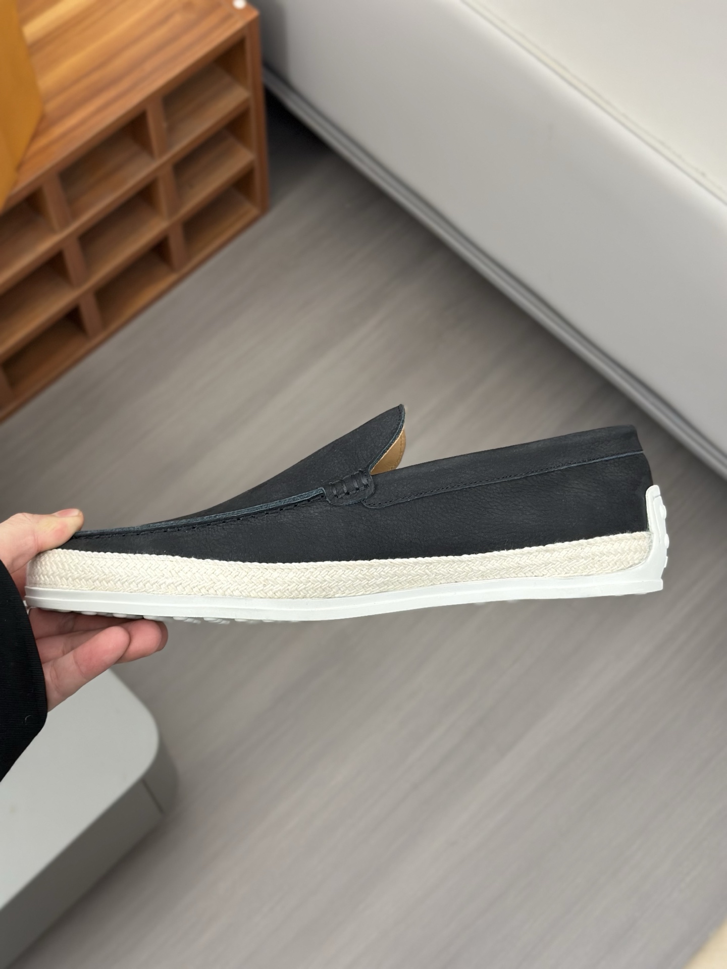 Tod'S/Tod'S Men's LoafersEstos mocasines están hechos de elegante cuero de vaca de primera capa impo