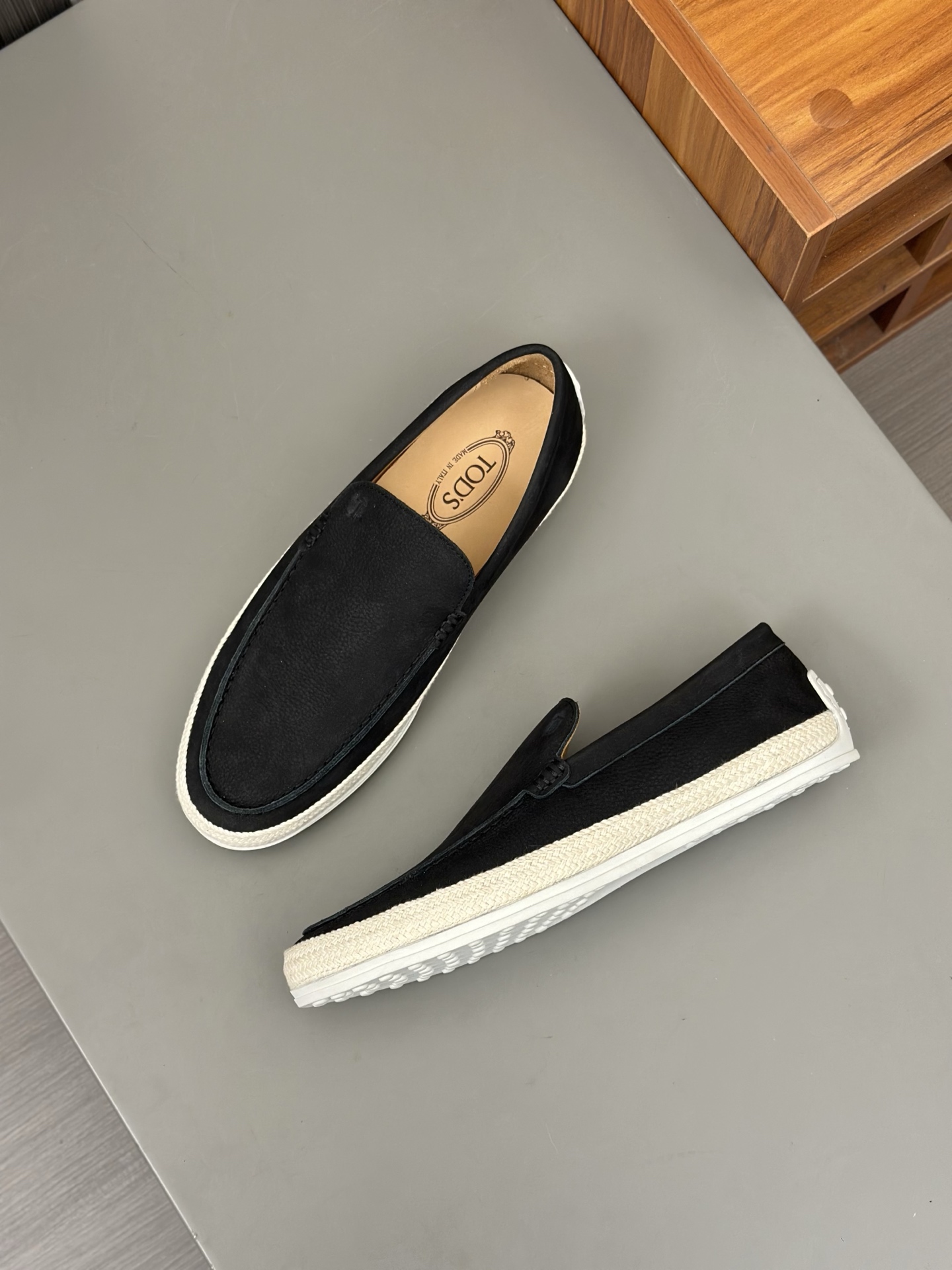 Tod'S/Tod'S Men's LoafersEstos mocasines están hechos de elegante cuero de vaca de primera capa impo