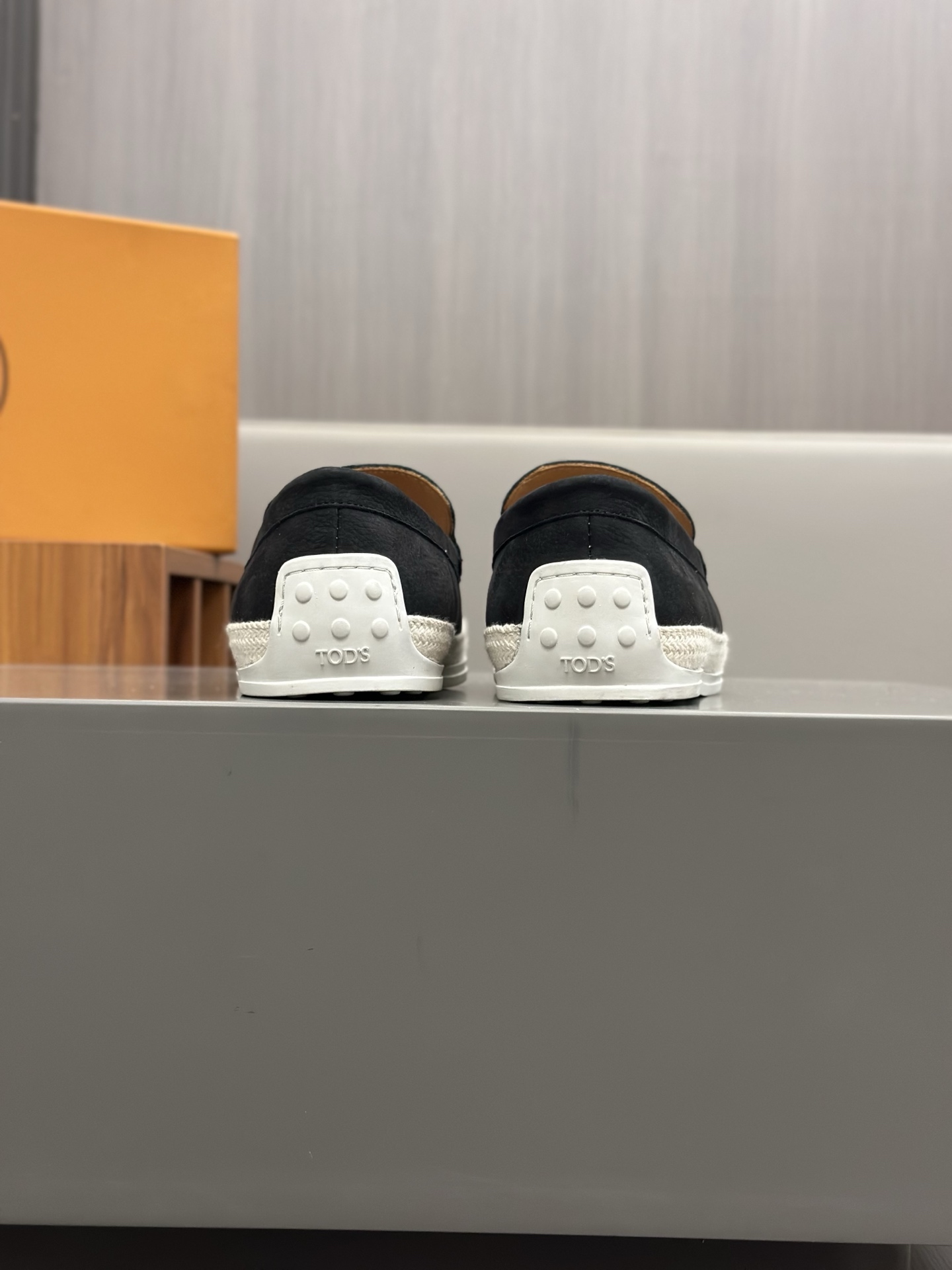 Tod'S/Tod'S Men's LoafersEstos mocasines están hechos de elegante cuero de vaca de primera capa impo
