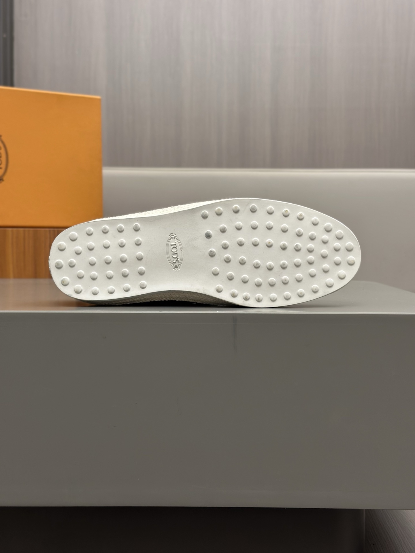 Tod'S/Tod'S Men's LoafersEstos mocasines están hechos de elegante cuero de vaca de primera capa impo
