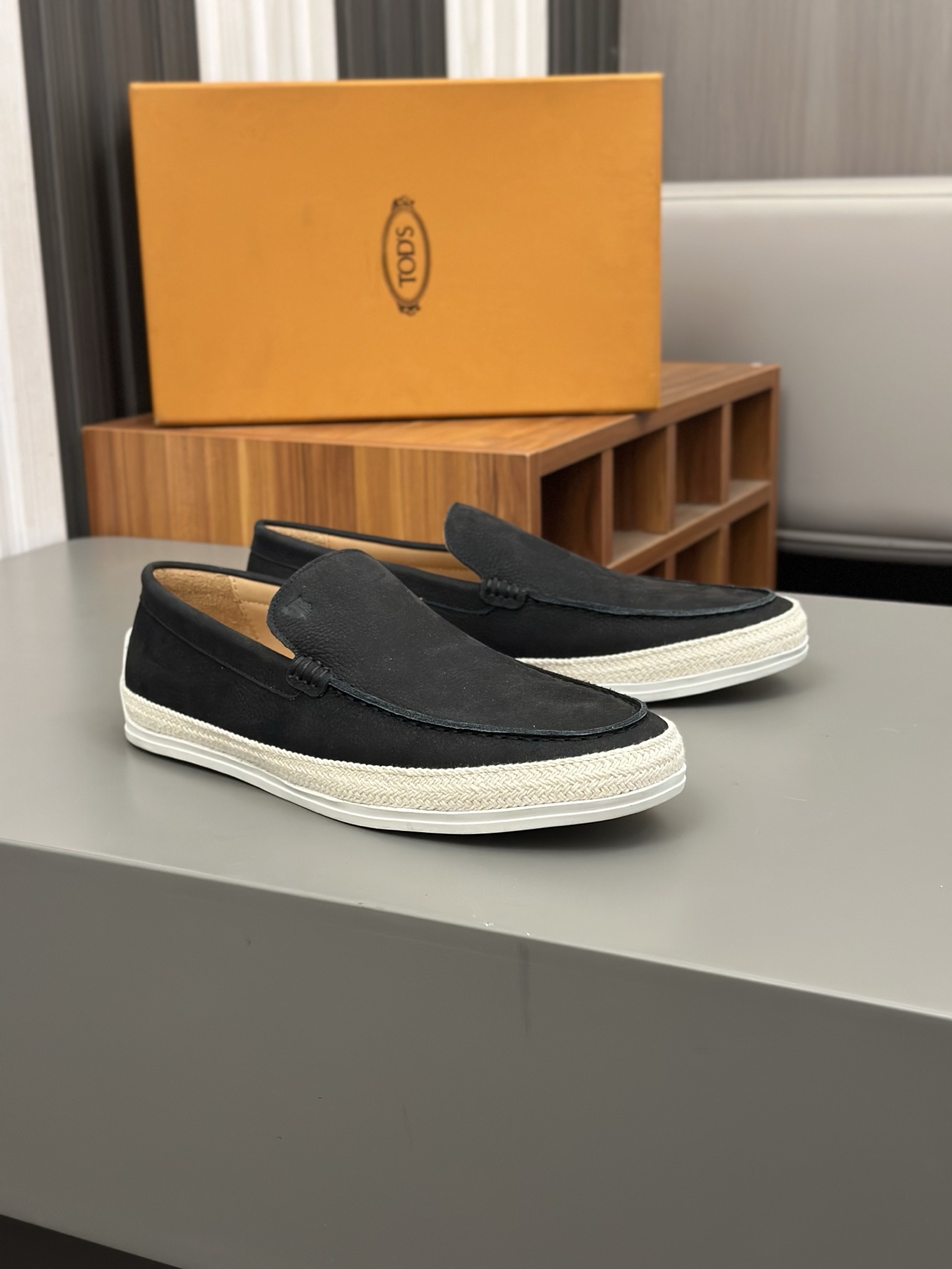 Tod'S/Tod'S Men's LoafersEstos mocasines están hechos de elegante cuero de vaca de primera capa impo