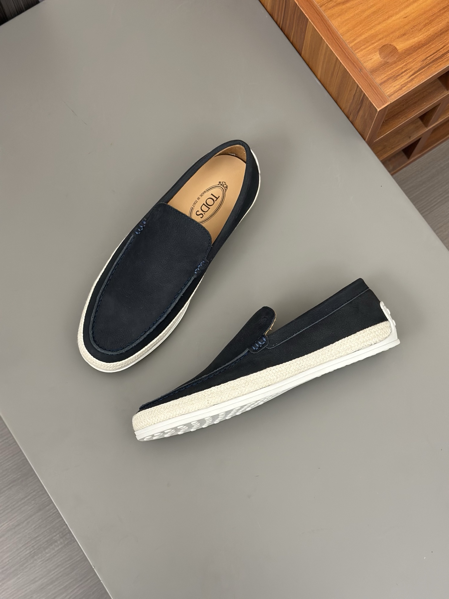 Tod'S/Tod'S Men's LoafersEstos mocasines están hechos de elegante cuero de vaca de primera capa impo