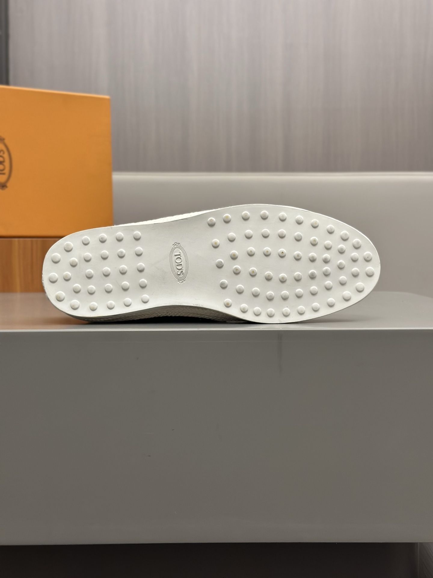 Tod'S/Tod'S Men's LoafersEstos mocasines están hechos de elegante cuero de vaca de primera capa impo