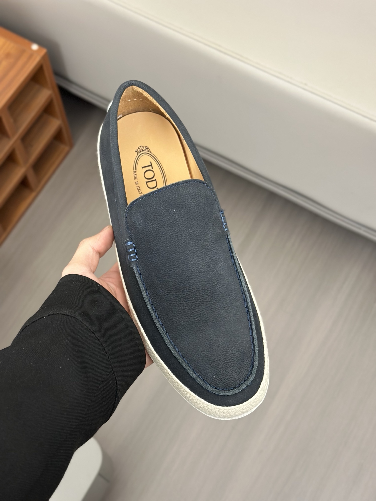 Tod'S/Tod'S Men's LoafersEstos mocasines están hechos de elegante cuero de vaca de primera capa impo