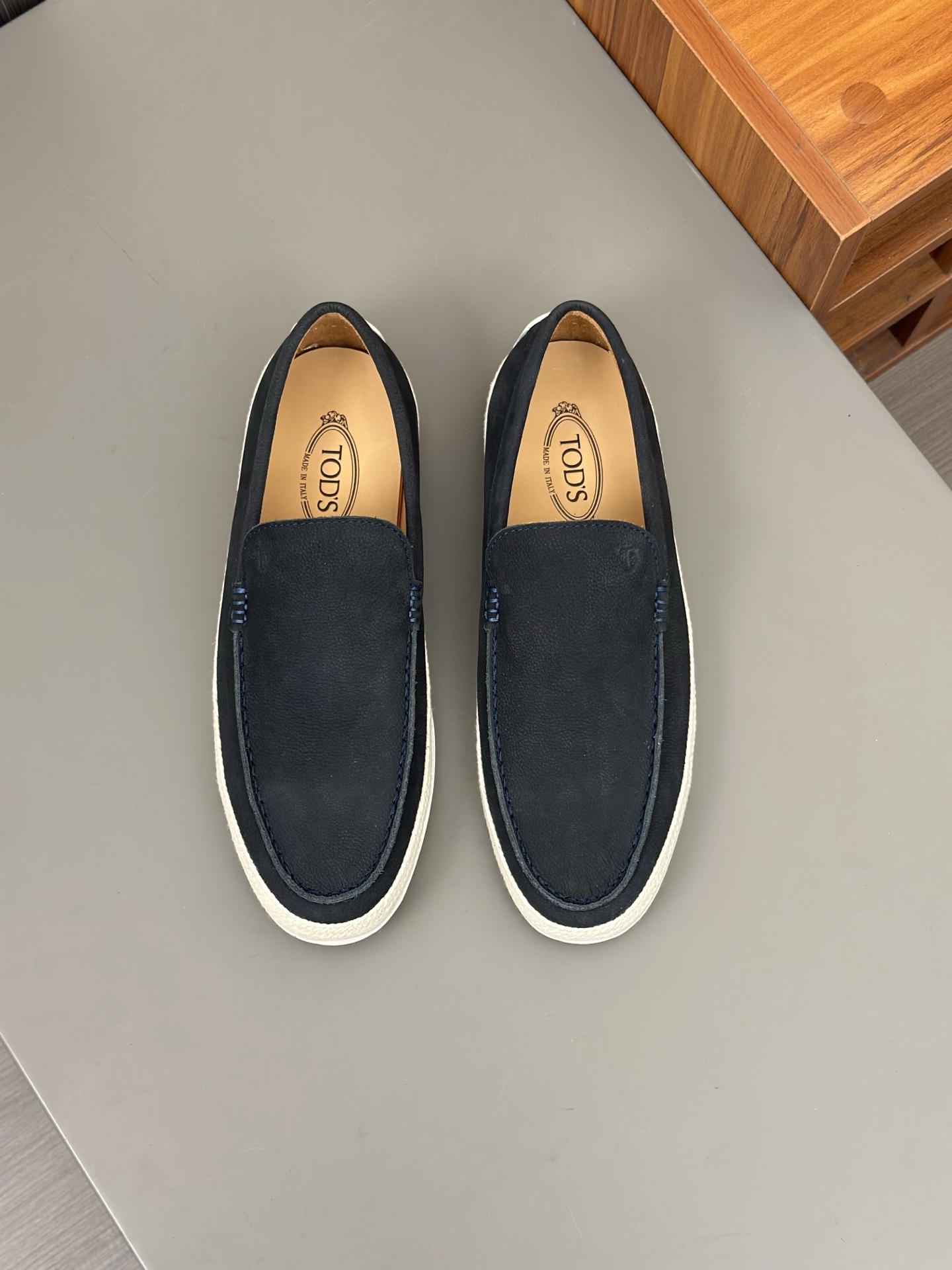 Tod'S/Tod'S Men's LoafersEstos mocasines están hechos de elegante cuero de vaca de primera capa impo