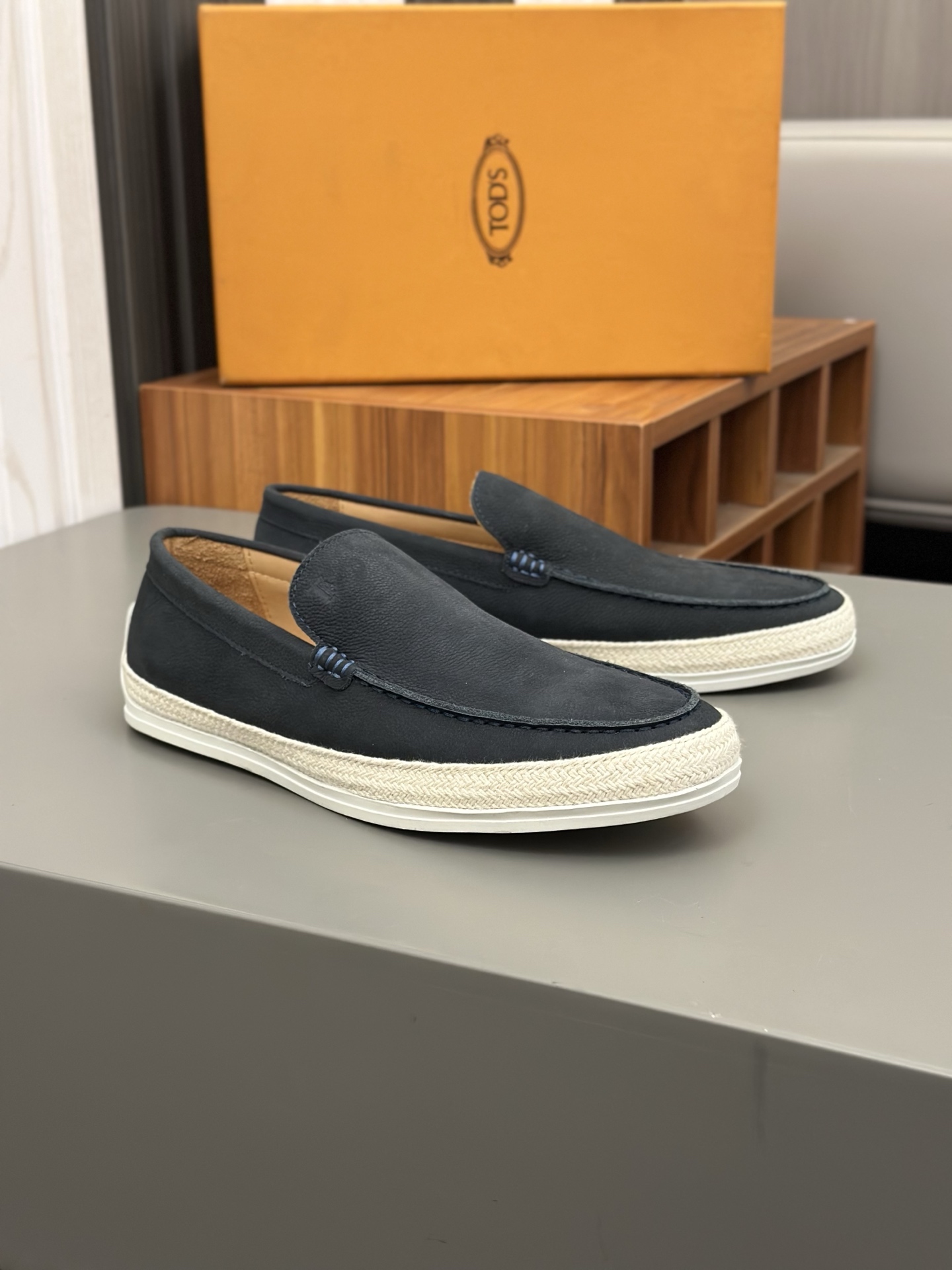 Tod'S/Tod'S Men's LoafersEstos mocasines están hechos de elegante cuero de vaca de primera capa impo