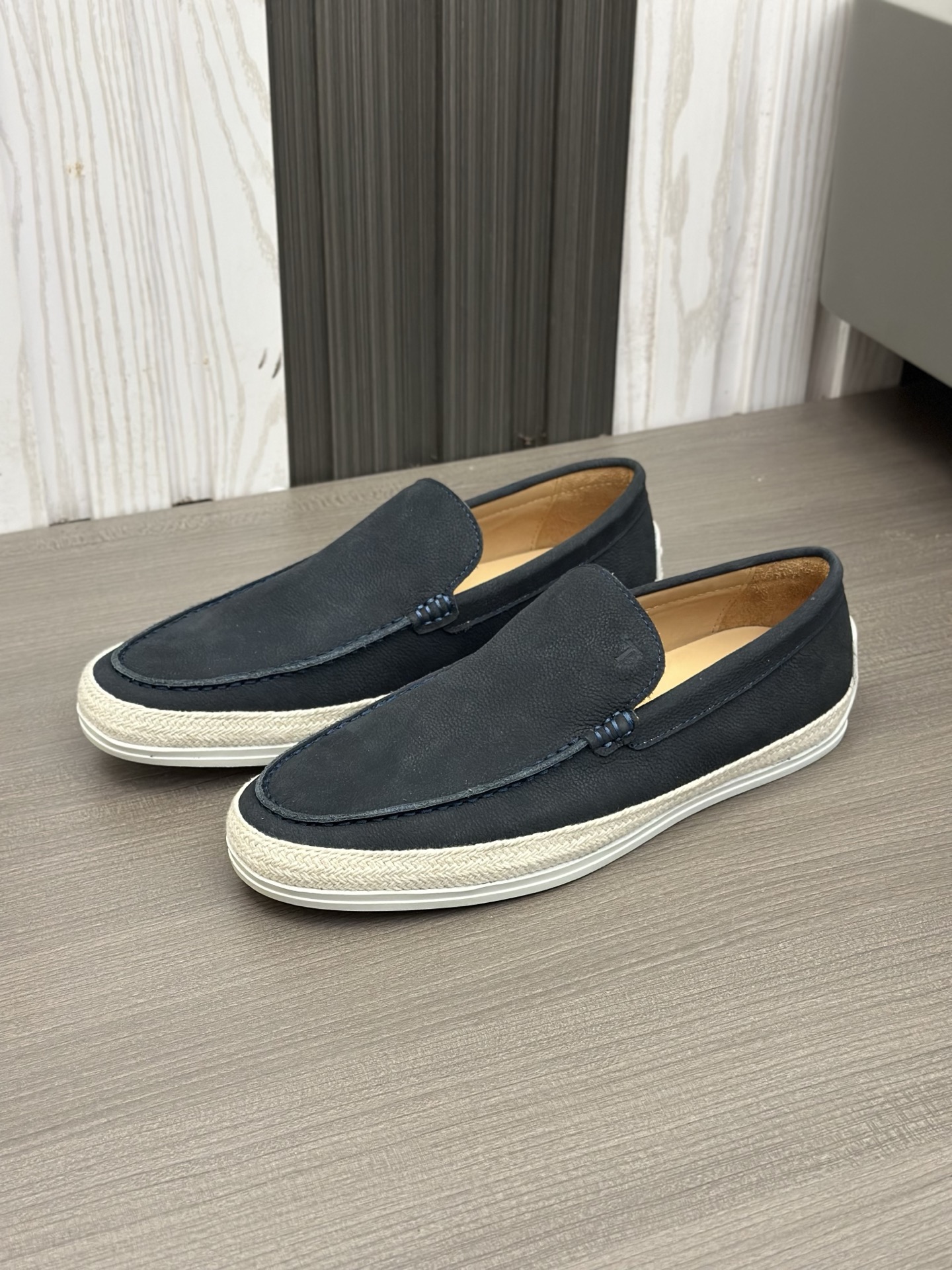 Tod'S/Tod'S Men's LoafersEstos mocasines están hechos de elegante cuero de vaca de primera capa impo