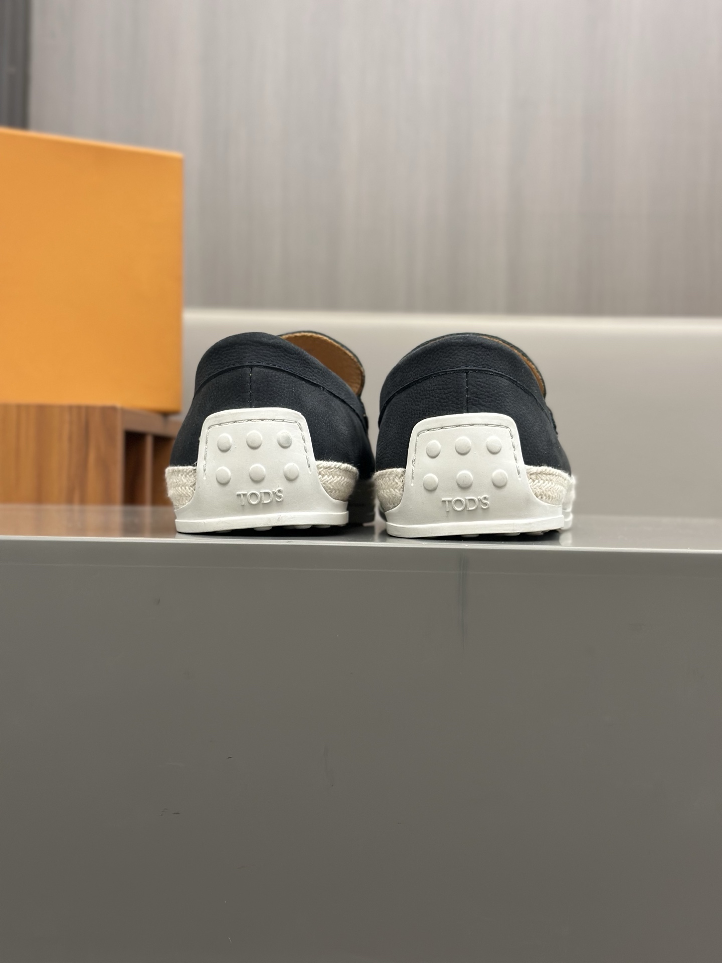 Tod'S/Tod'S Men's LoafersEstos mocasines están hechos de elegante cuero de vaca de primera capa impo