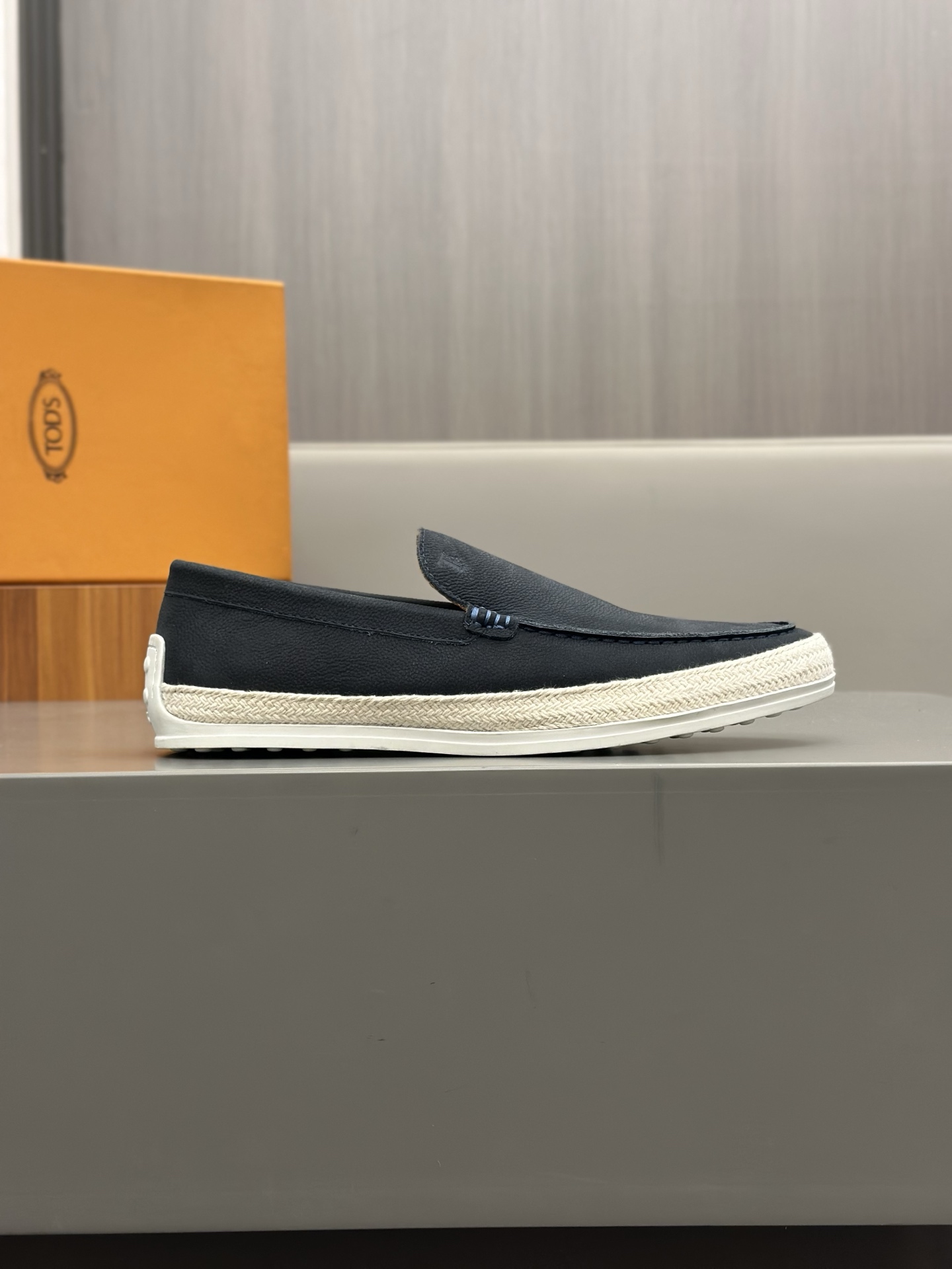 Tod'S/Tod'S Men's LoafersEstos mocasines están hechos de elegante cuero de vaca de primera capa impo