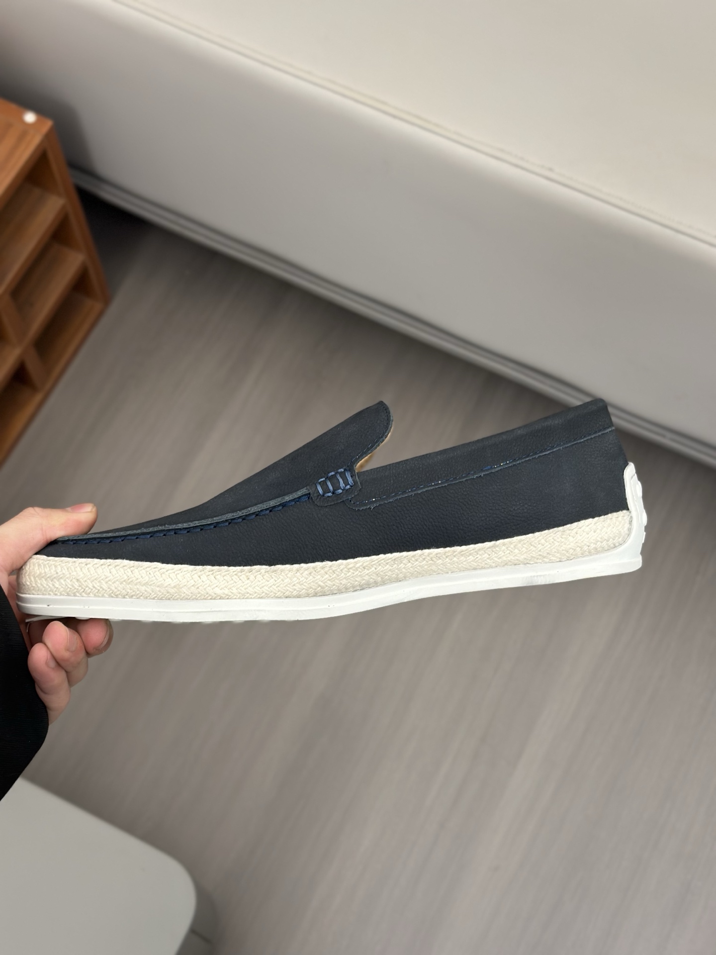 Tod'S/Tod'S Men's LoafersEstos mocasines están hechos de elegante cuero de vaca de primera capa impo