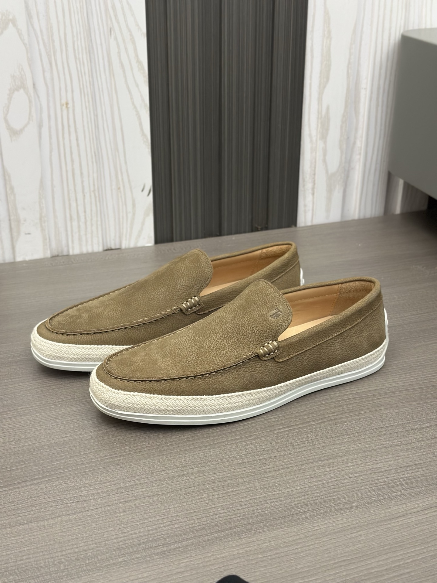 Tod'S/Tod'S Men's LoafersEstos mocasines están hechos de elegante cuero de vaca de primera capa impo