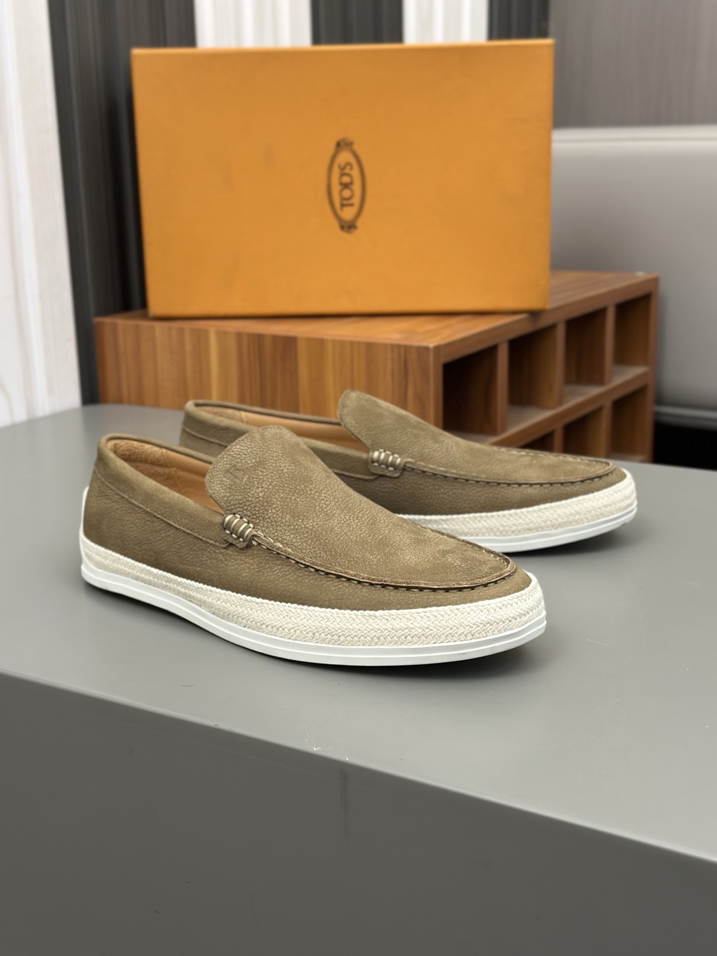 Tod'S/Tod'S Men's LoafersEstos mocasines están hechos de elegante cuero de vaca de primera capa impo