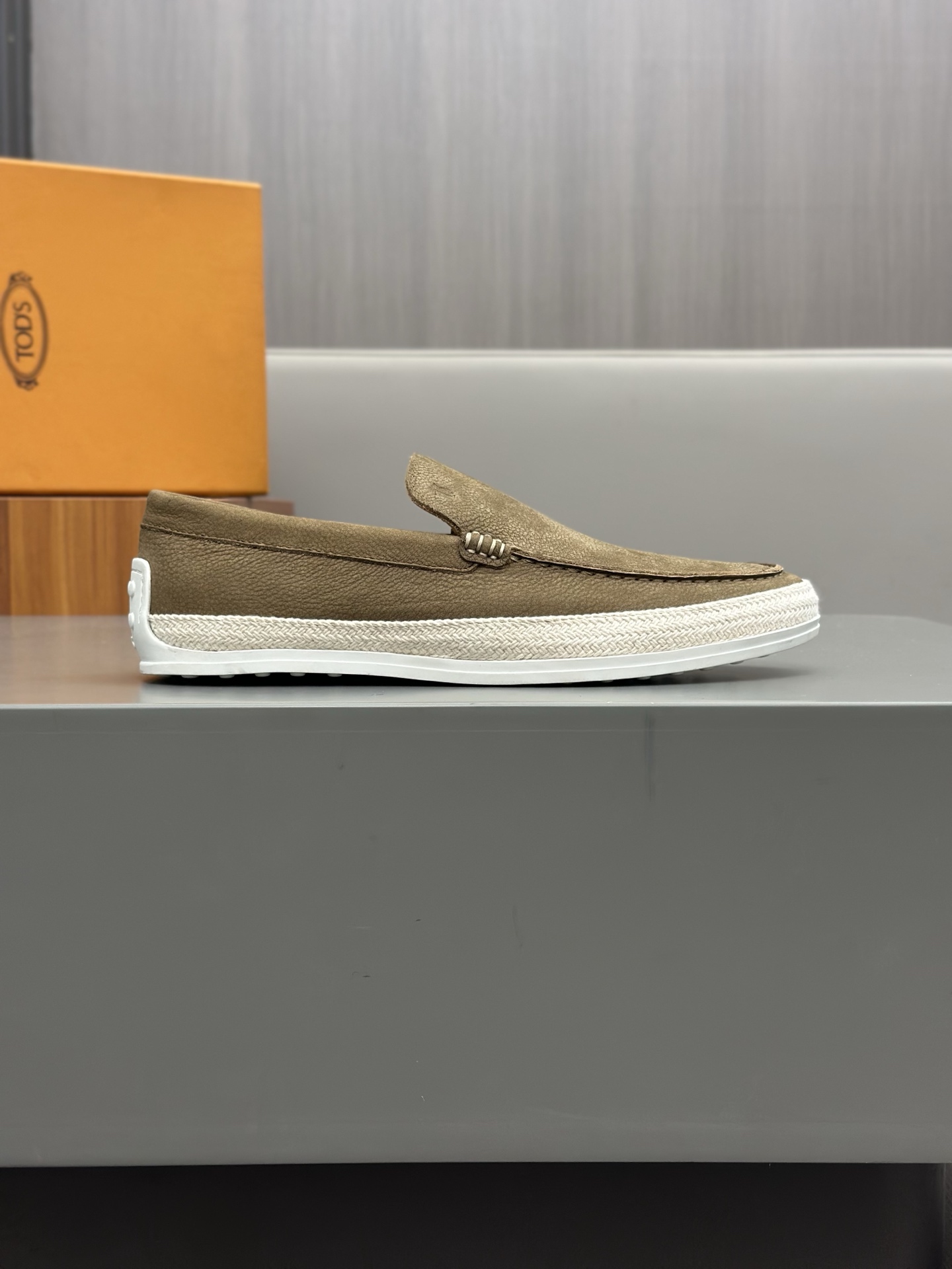 Tod'S/Tod'S Men's LoafersEstos mocasines están hechos de elegante cuero de vaca de primera capa impo