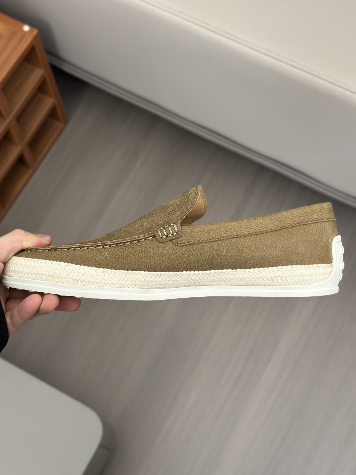 Tod'S/Tod'S Men's LoafersEstos mocasines están hechos de elegante cuero de vaca de primera capa impo