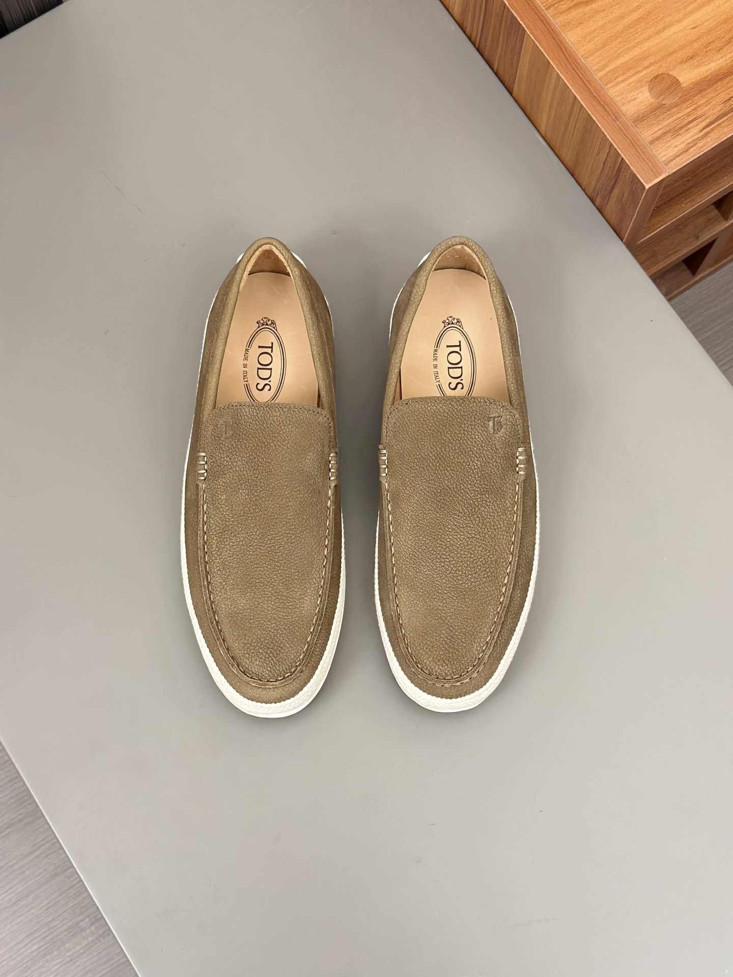 Tod'S/Tod'S Men's LoafersEstos mocasines están hechos de elegante cuero de vaca de primera capa impo