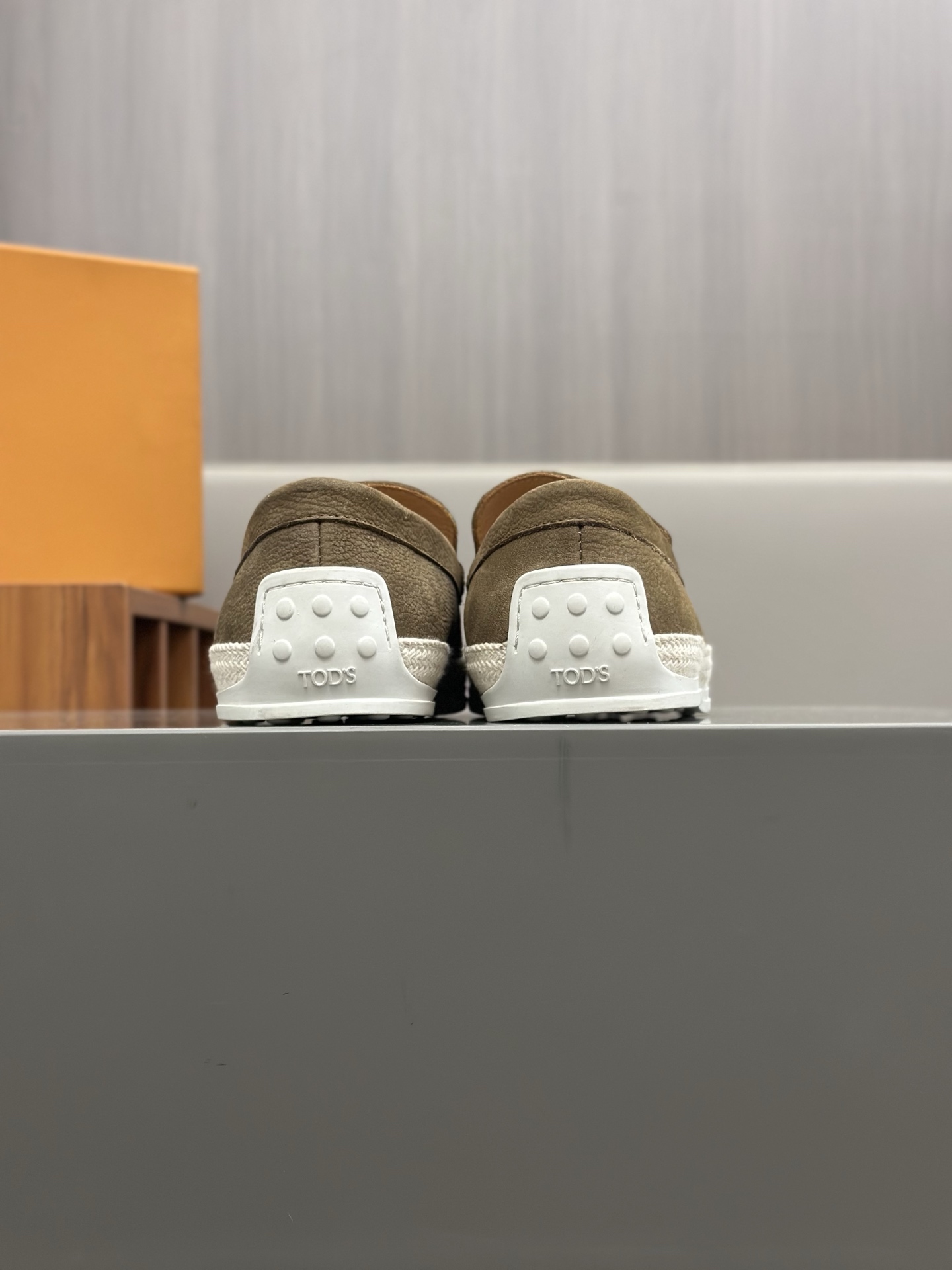Tod'S/Tod'S Men's LoafersEstos mocasines están hechos de elegante cuero de vaca de primera capa impo