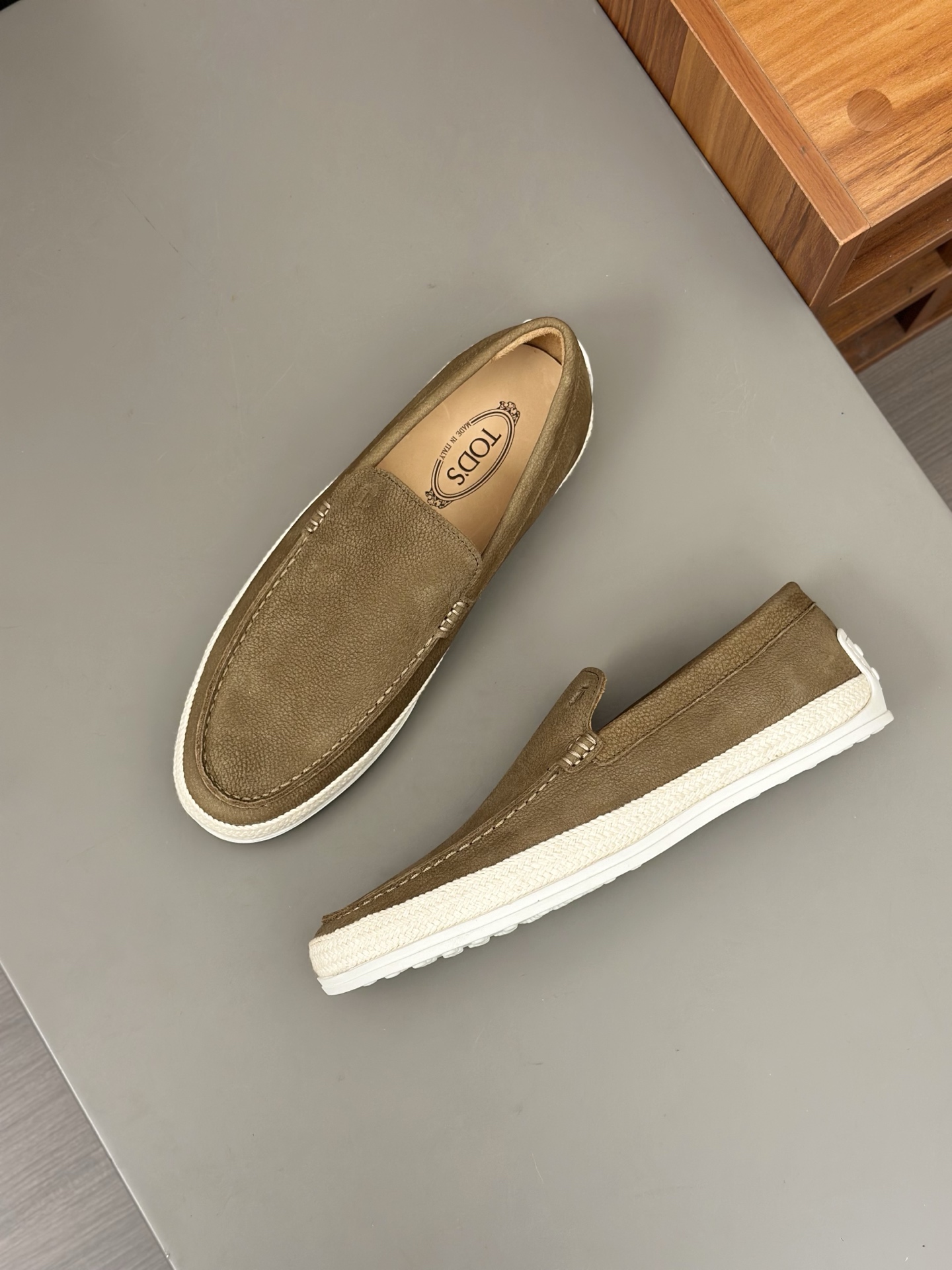 Tod'S/Tod'S Men's LoafersEstos mocasines están hechos de elegante cuero de vaca de primera capa impo