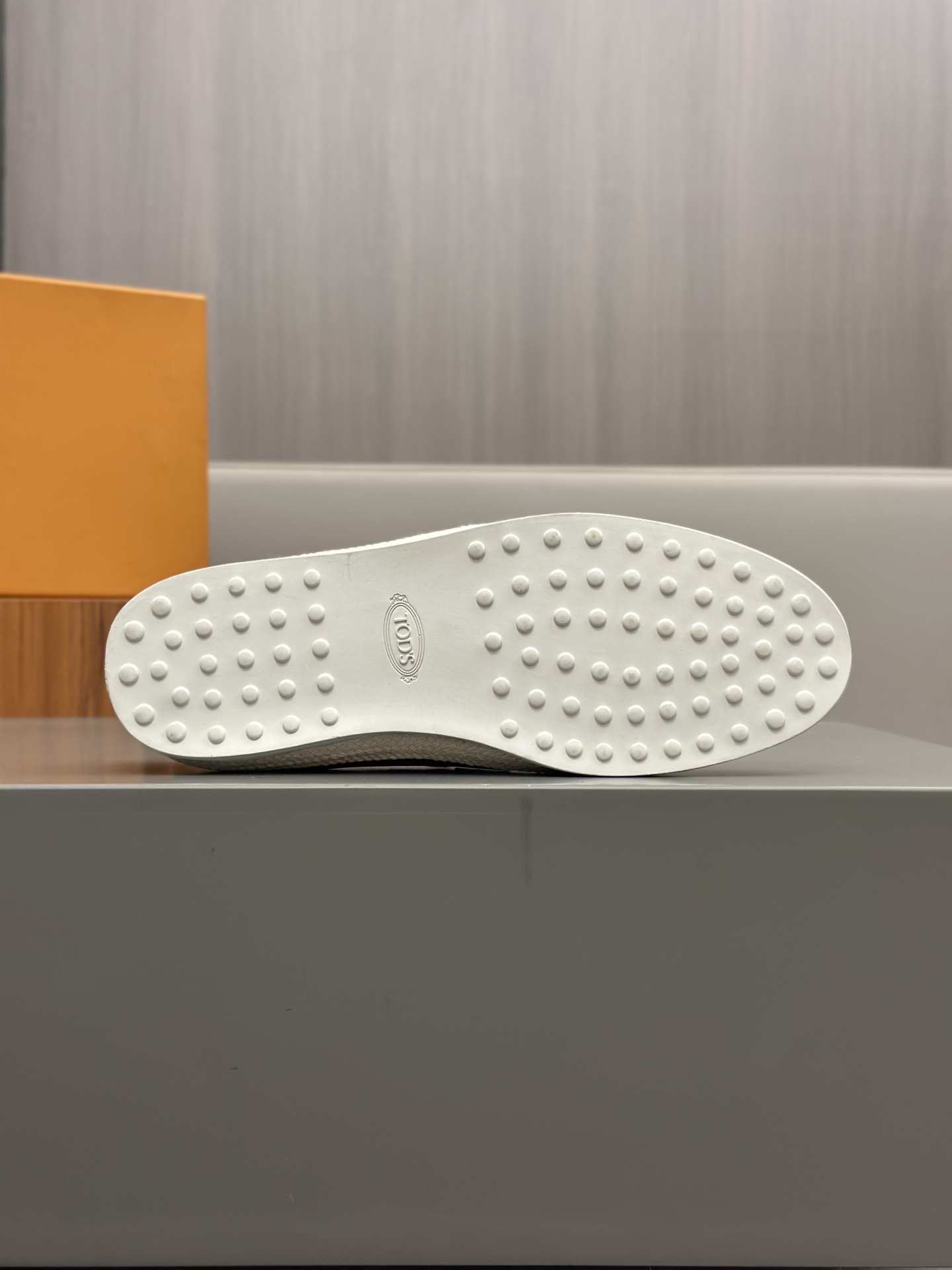 Tod'S/Tod'S Men's LoafersEstos mocasines están hechos de elegante cuero de vaca de primera capa impo