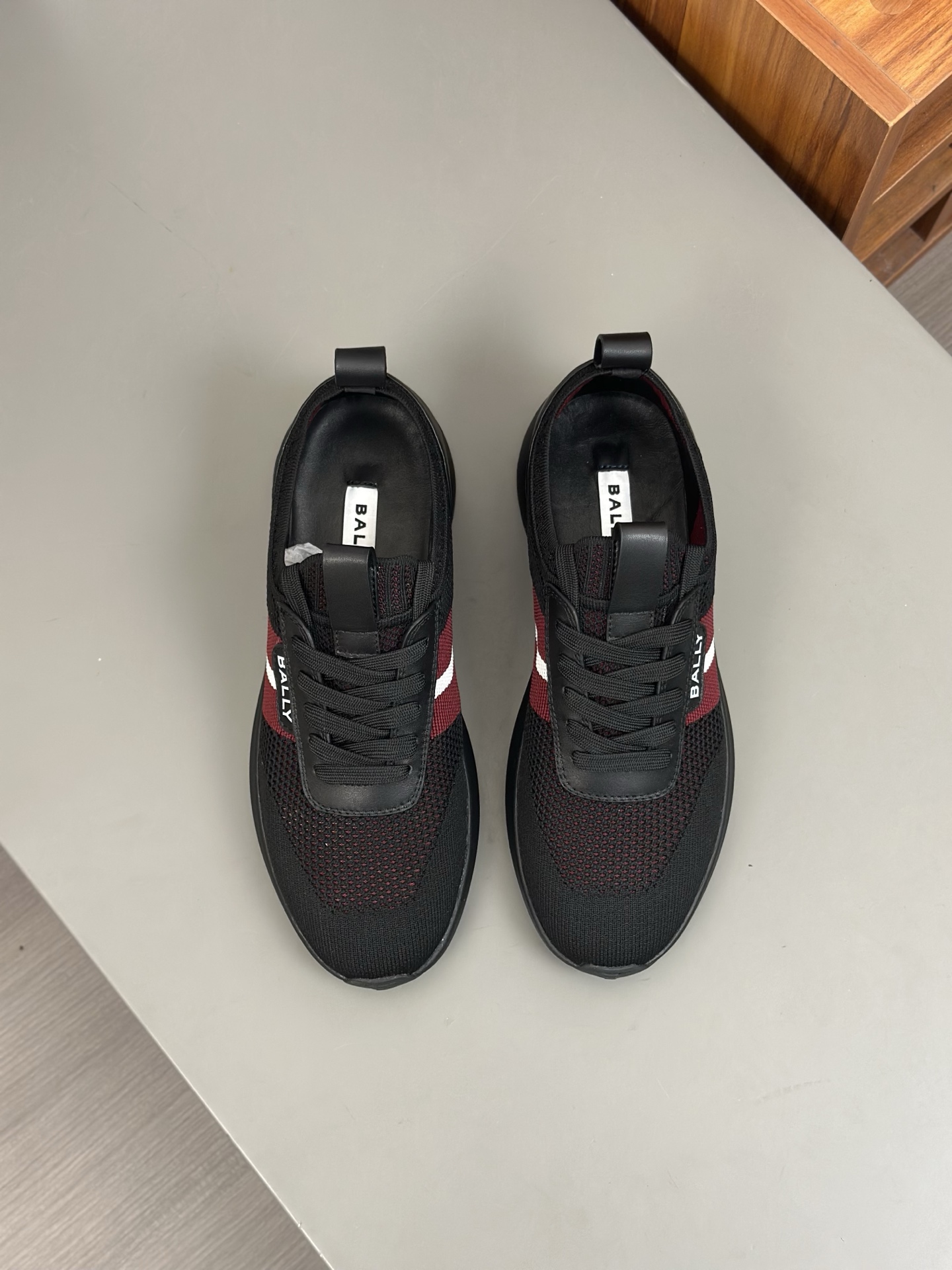 NO:274485,Bally/Bally Demmy sneakers are made of mixed materials based on daily shapes, made of solid colors and suede cowhide leather, and matched with textured mesh, comfortable and soft sheepskin inner. Contrasted color decoration on both sides adds new ideas. Ultra-light original outsole. Size 39-44, ballly, sneakers, cowhide, sheepskin19860909Bally/巴利 Demmy 运动鞋 在日常造型基础上采用混合材质,选用纯色与绒面牛皮革,搭配质感网布制成,舒适软软羊皮内里.两侧运用撞色装饰增添新意.超轻原版大底. 码数39-44码,,bally,sneakers,cowhide,sheepskin,Men's shoes