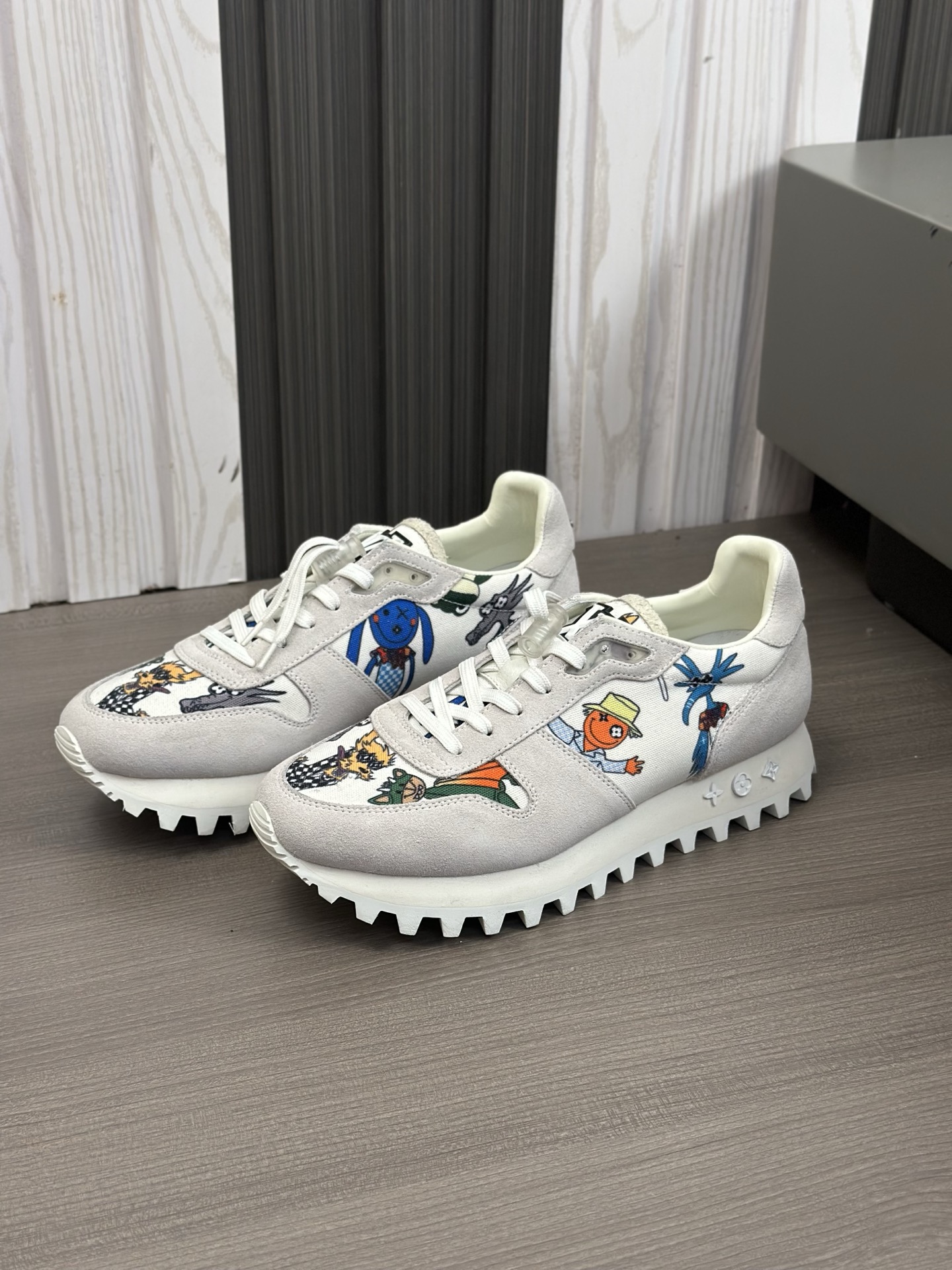 Louis Vuitton Men's Casual Sneakers: Italian Leather, Stylish Print Design 6 i1742766089858 7125 0 4