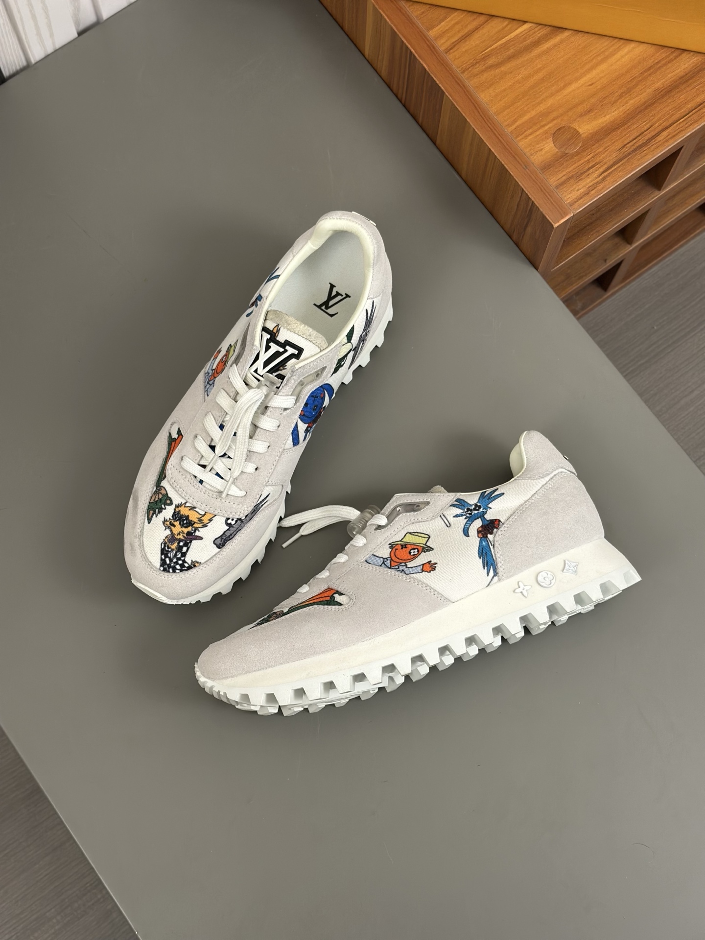 Louis Vuitton Men's Casual Sneakers: Italian Leather, Stylish Print Design 3 i1742766091367 6237 0 1