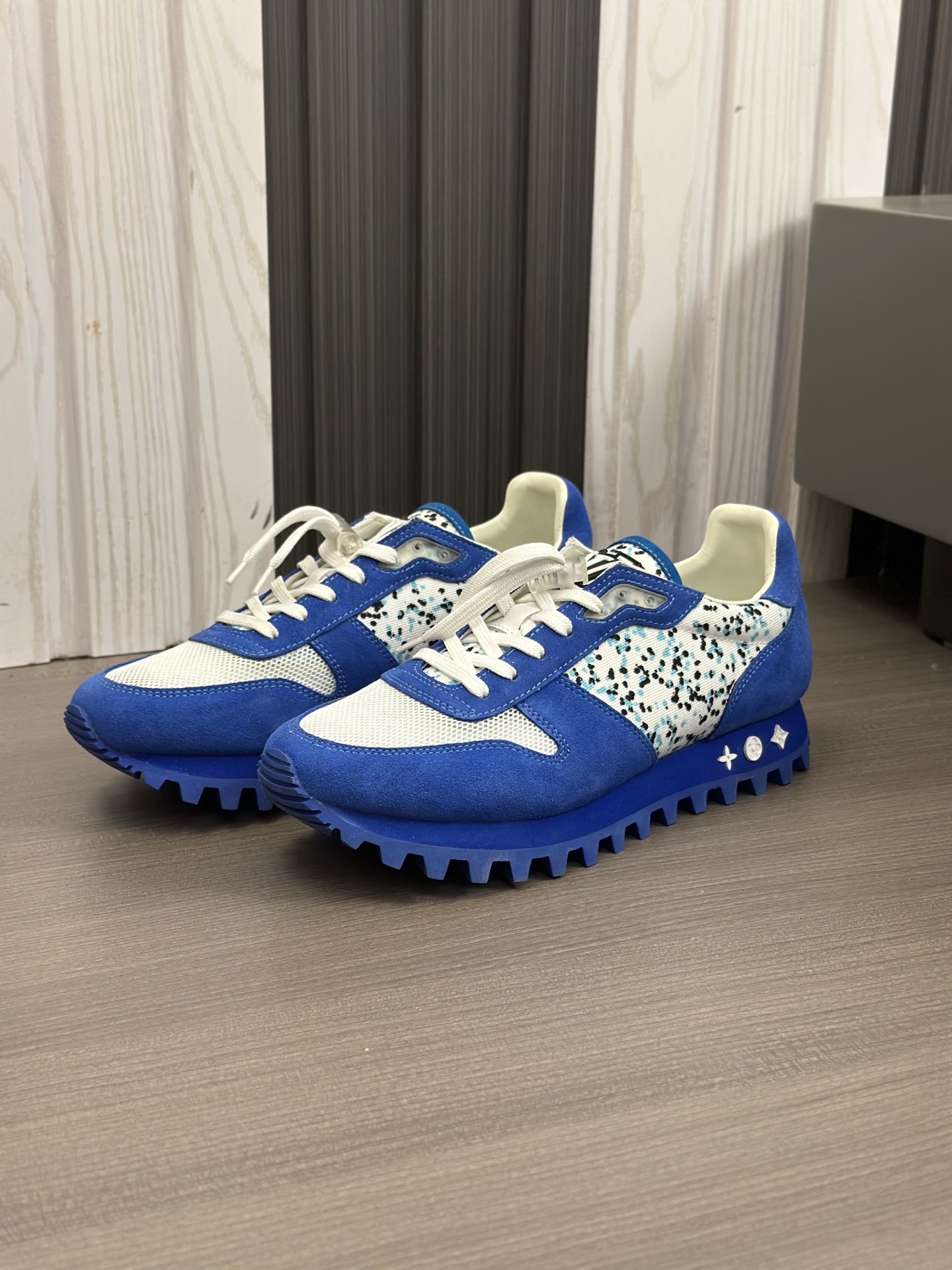 Louis Vuitton Men's Blue Leather and Printed Fabric Casual Sneakers 6 i1742766284377 8044 0 4