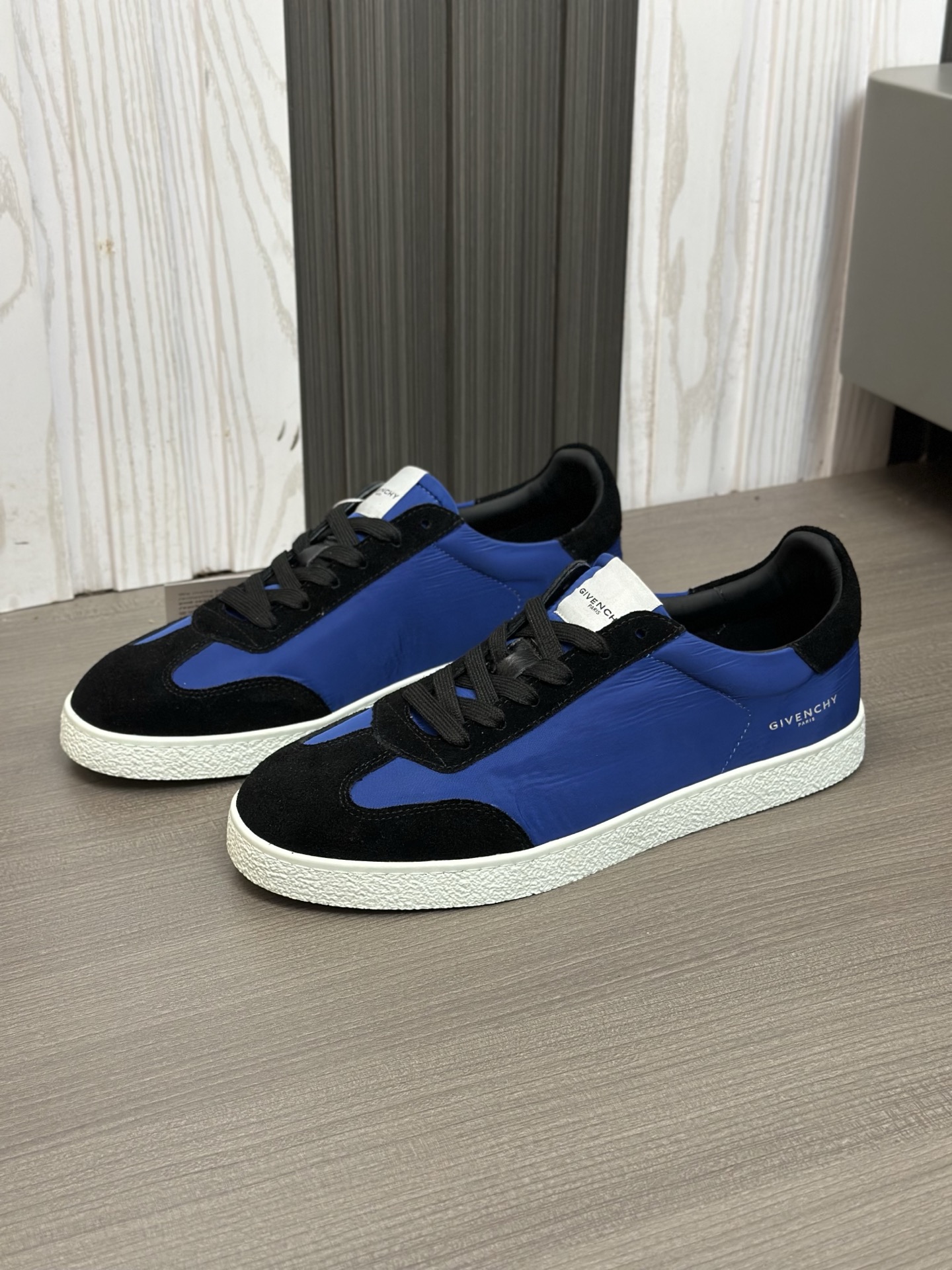Givenchy Men's Low-Top Casual Sneakers - Breathable Canvas, Stylish & Versatile 6 i1742766529619 2658 0 4