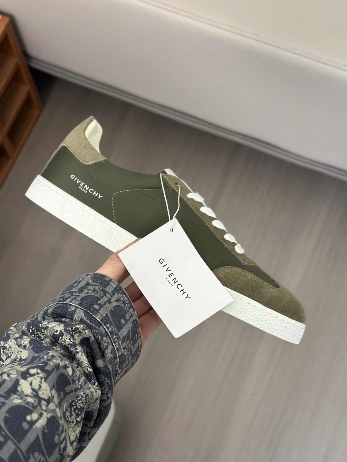 Givenchy Men's Low-Top Canvas Sneakers with 4G Logo - Stylish & Comfortable 7 i1742766617469 2020 0 5
