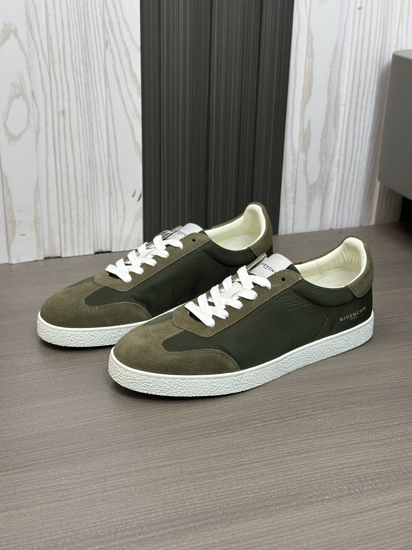 Givenchy Men's Low-Top Canvas Sneakers with 4G Logo - Stylish & Comfortable 6 i1742766618674 174 0 4