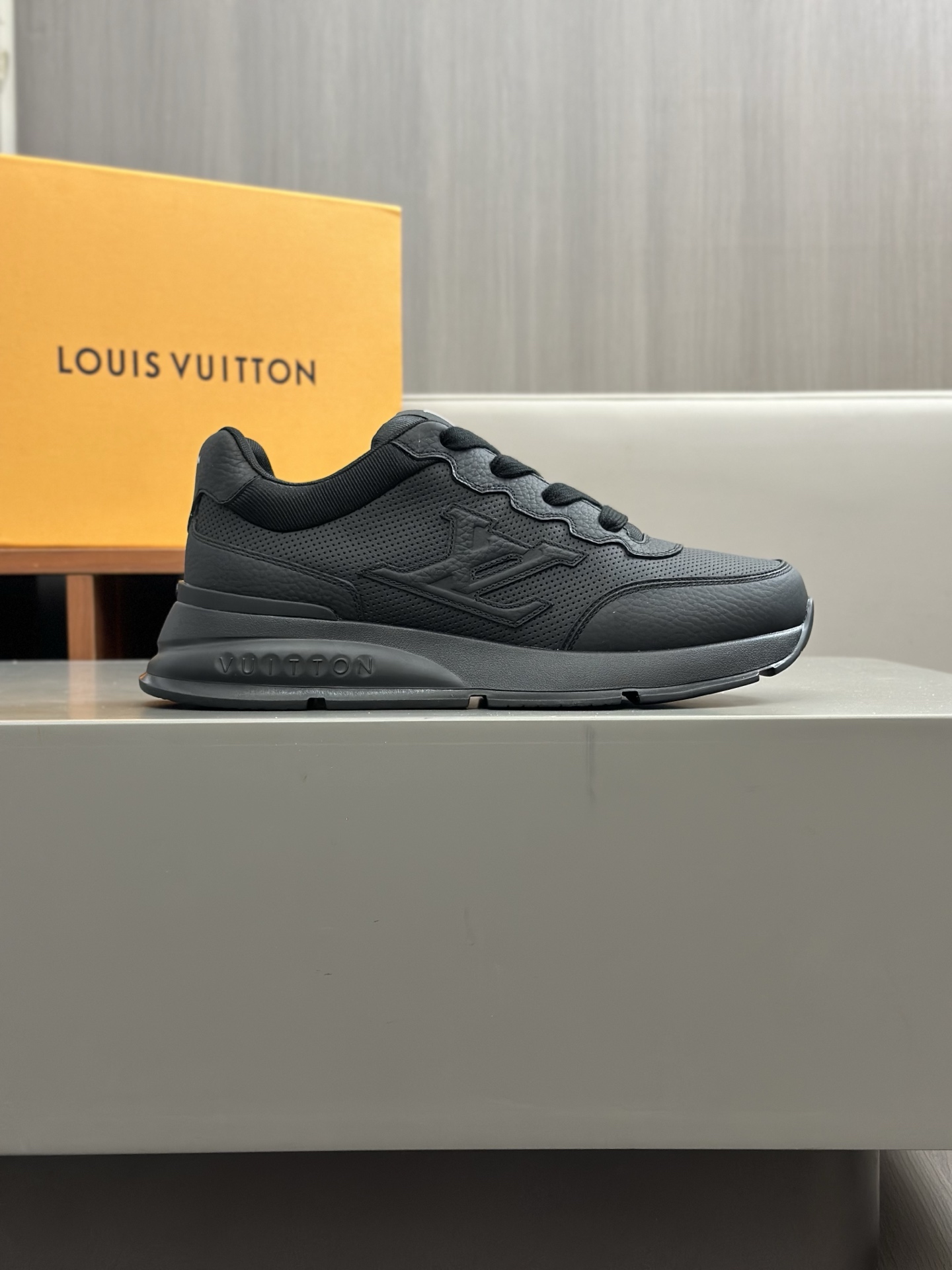 Louis Vuitton Trainer Sneakers: Premium Quality, Stylish Design - Shop Now! 4 i1742884344402 8310 0 2
