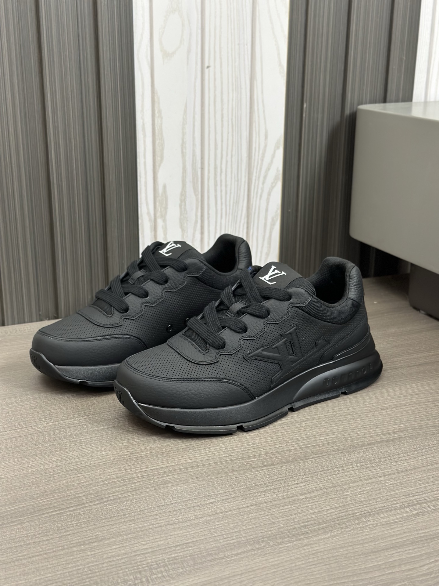 Louis Vuitton Trainer Sneakers: Premium Quality, Stylish Design - Shop Now! 7 i1742884345587 2079 0 5
