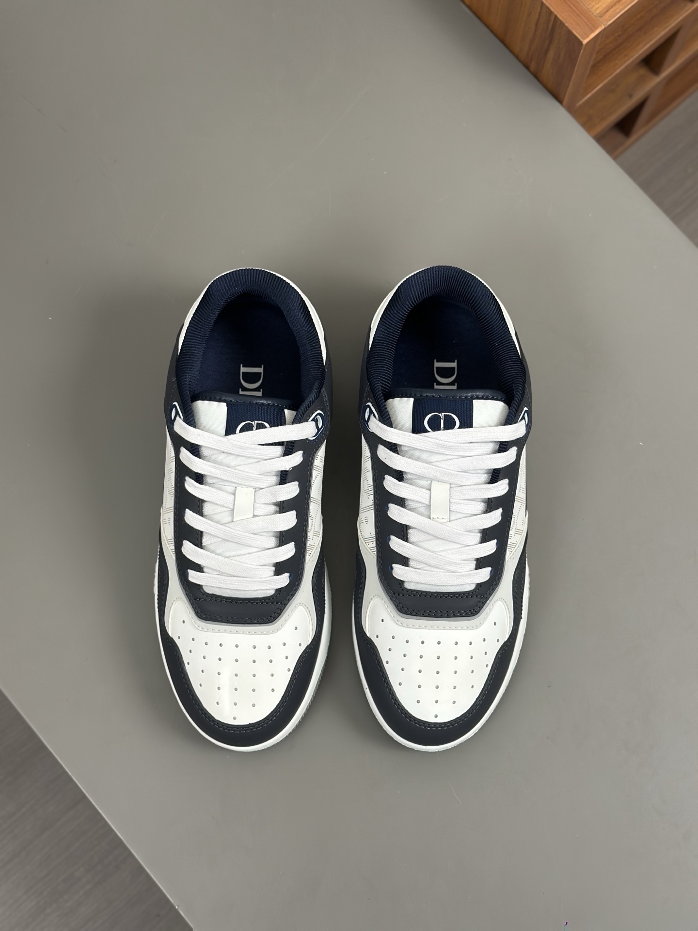 NO:275038,D Top Purchase Di Street Fried Street Men's God's new popular shoes, new counter synchronization, upper Italian imported cowhide, high-quality D fabric matching, must-have for trendy experts, perfect reproduction of complex craftsmanship, imported soft mesh mat, original sole factory special original sole, exclusive movable molding sole super comfortable, original order goods, high quality, can enter and exit the counter at will, welcome to compare, number 39-45 (can be ordered 46 47),, cowhide19860909D 顶级代购 迪 炸街男神新品爆款超人气板鞋,新品专柜同步,鞋面意大利原版进口牛皮,高品质D面料搭配,潮达人必备,复杂工艺完美复刻,进口柔软网布里垫,鞋底原厂特供原版底,独家活动成型底超级舒适,原厂跟单货,高品质,可随意进出专柜,欢迎对比,码数39-45（可订46 47）,,cowhide,Men's shoes