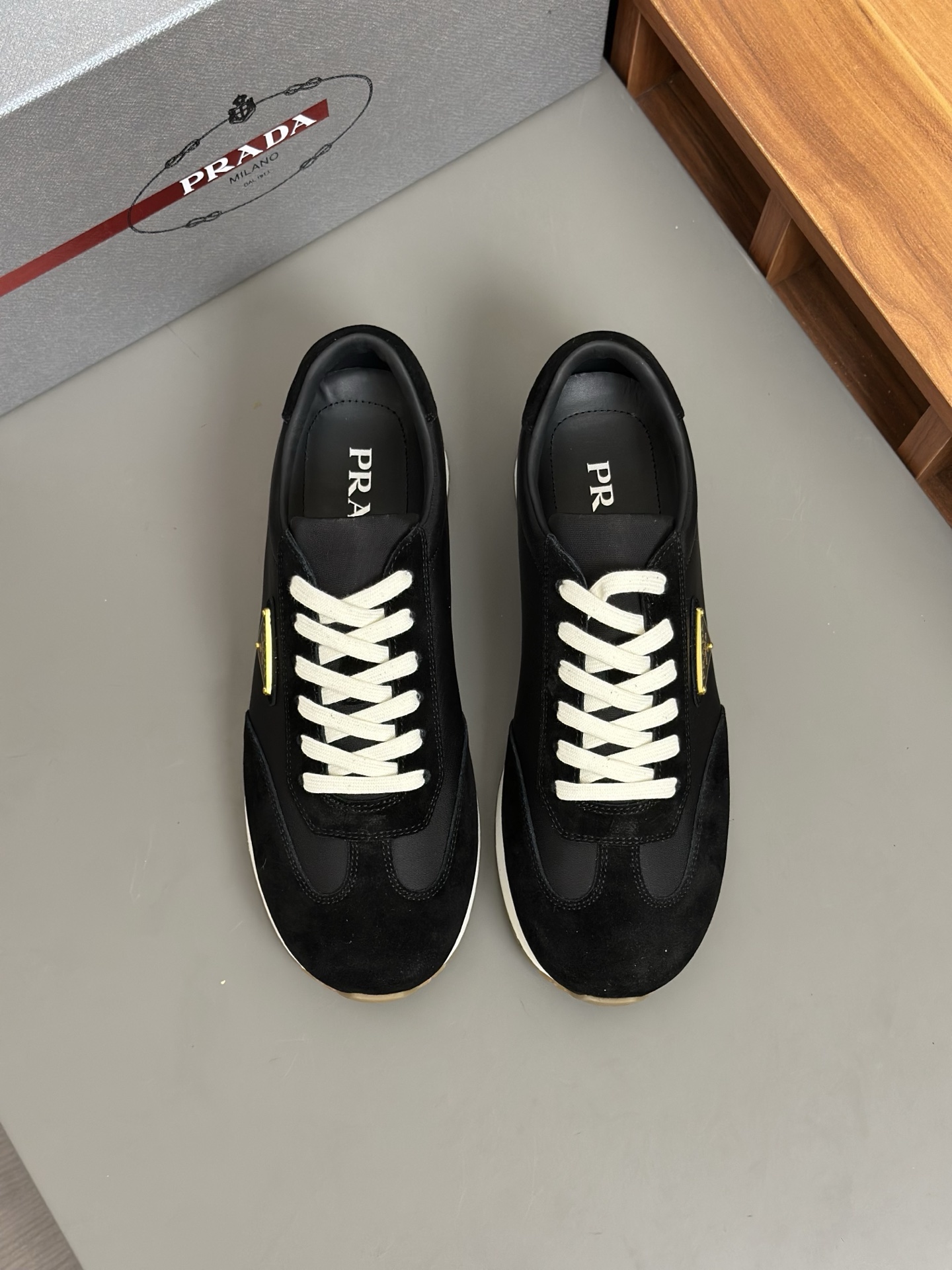 NO:275040,# Prada's new leather sneakers, the new season of lace-up flat-sole sneakers are launched, lace-up casual flat-sole sneakers with Prad flavor. The overall shoe shape is smooth and natural. The inner soft and breathable and wear-resistant. The midsole has letters on the same board, and the high-elastic molded embryo pad is not deformed for a long time. The same board is worn for a long time and does not smell bad feet. The memory sponge and the original version make the shoes look plump and stylish, breathable, and it is not deformed. The material TPU molded sole/fabric high silk tire calf/inner mixed breeding sheep/foot pad midsole is the same as the original version Size39-44 (customized for 45),, prada, prada, sneakers19860909# 普拉达新款皮革运动鞋 新一季系带平底运动鞋到风头 推出属于prad味道的系带休闲平底运动鞋 整体鞋型流畅自然 高级感十足内里柔软透气耐磨,中底同原板有字母,高弹成型胚垫,同原板久穿不变形,不臭脚；记忆海棉同原版让鞋子看上去饱满有型,透气性强,耐穿不变型 材质TPU成型大底/面料高丝胎小牛/内里混种羊里/垫脚中底同原版  Size39-44（45定做）,,prada,prada,sneakers,Men's shoes