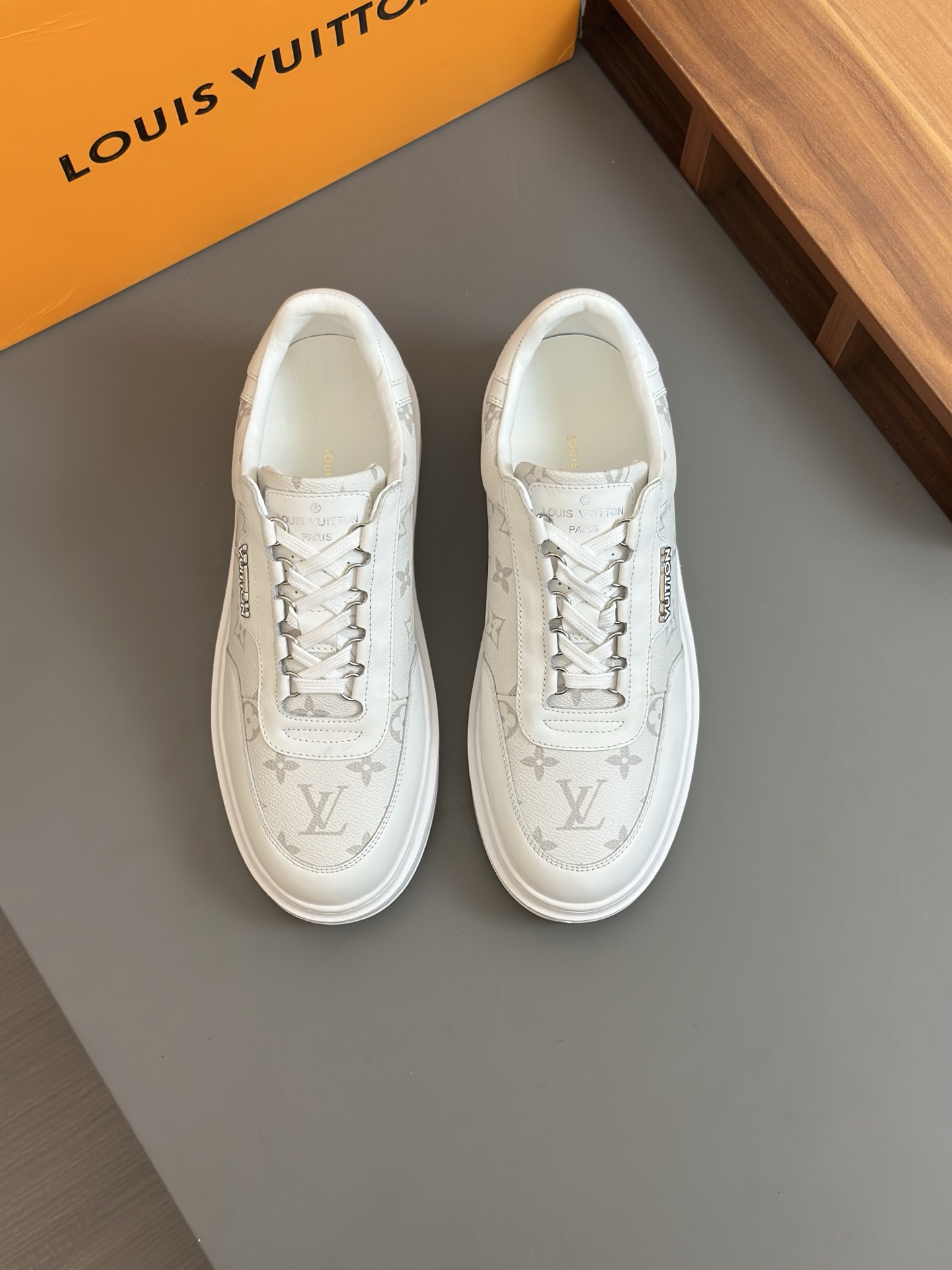 NO:275305,L Men's classic casual sneakers, this Beverly Hills sneakers are made of soft cowhide leather to depict classic Monogram prints, creating an elegant upper. The rubber outsole is thick and light, and is embossed with Louis Vuitton logo embossed. The lining inner sole and technological lining are upgraded to comfort again. The inner lining of Italy imported calfskin is high-end and comfortable, and the original outsole is light and wear-resistant!  Pure handmade, details determine quality!  Size38-44, louis vuitton,sneakers,cowhide19860909L 男士经典休闲运动鞋,本款 Beverly Hills 运动鞋为柔软牛皮革描摹经典 Monogram 印花,塑造优雅鞋面.橡胶外底厚实而不失轻盈,其上点缀路易威登标识压纹.加衬内底和科技内衬再度升级舒适体验.意大利进口小牛皮内里高档舒适,原版大底轻盈耐磨！纯手工制作,细节决定品质！ Size38-44,,louis vuitton,sneakers,cowhide,Men's shoes