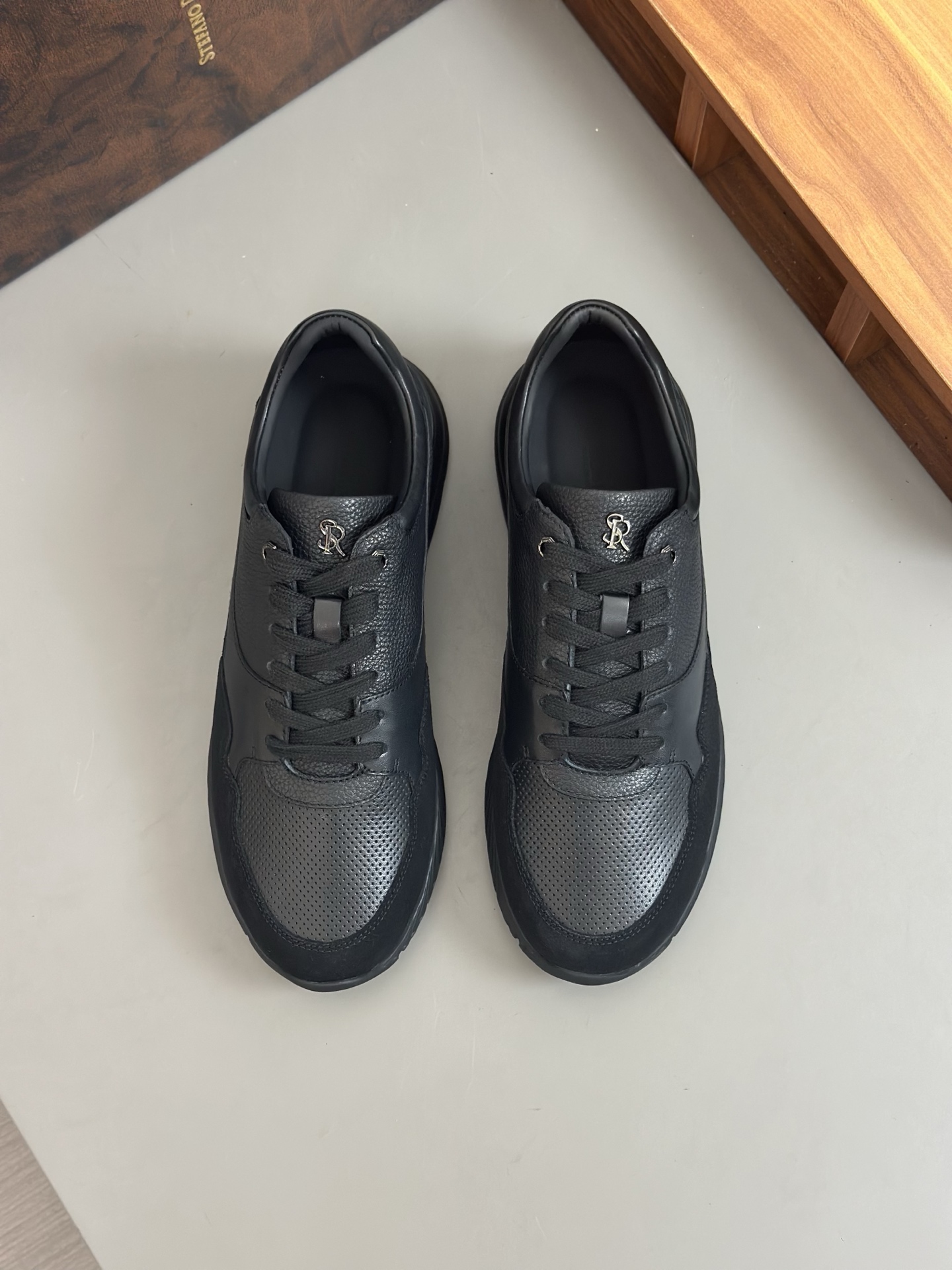 NO:275308,Original quality! Stefano Ricci men's casual leather shoes. It uses imported original calfskin spliced ​​crocodile pattern cowhide, the leather is soft and delicate, and the comfort is excellent!  Ultra-light foamed outsole. 38-44 sizes, cowhide19860909原版品质!Stefano Ricci（史蒂芬）男士休闲皮鞋.采用进口原版小牛皮拼接鳄鱼纹牛皮,皮质柔软细腻,舒适度极好！超轻的发泡大底.38-44码,,cowhide,Men's shoes