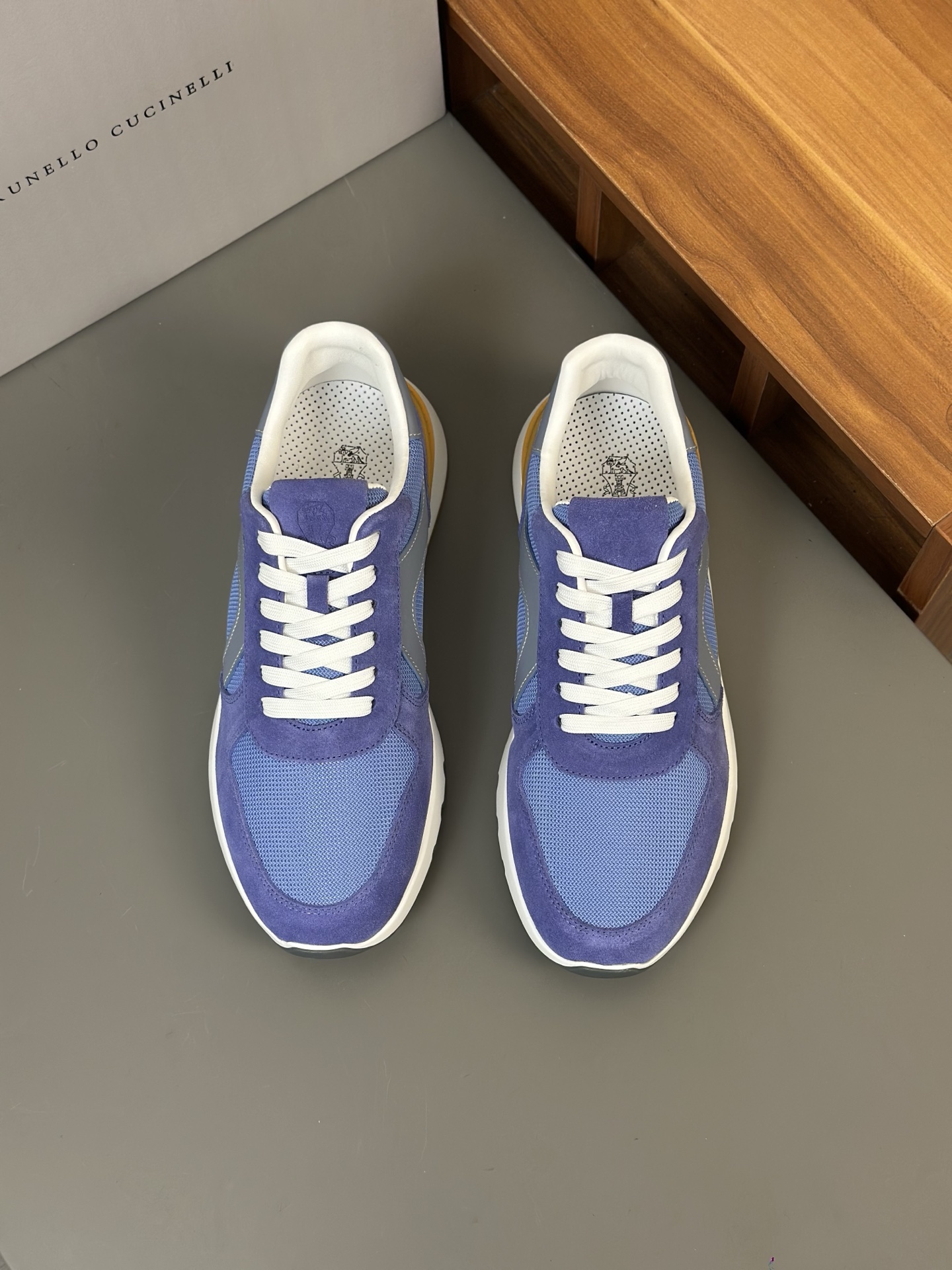 Brunello Cucinelli mocasines de ante para hombreLos materiales preciosos enriquecen el estilo inform